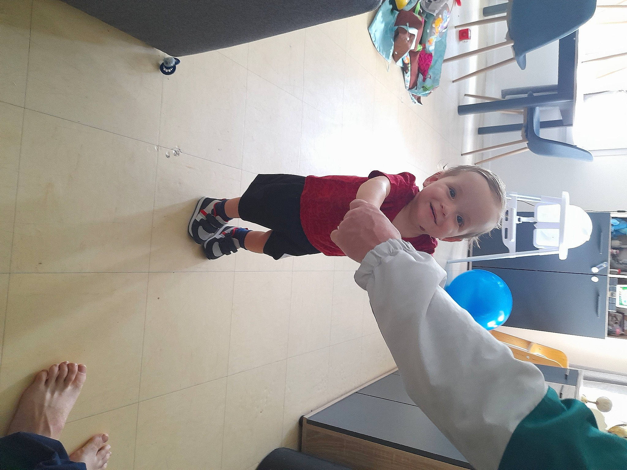 Samuel participe au concours pour gagner de l'argent avec cette photo : baby, child, comfort, elbow, finger, flooring, fun, health_care, hospital, human_leg, joy, knee, medical, person, room, service, shelf, sitting, t_shirt, thigh