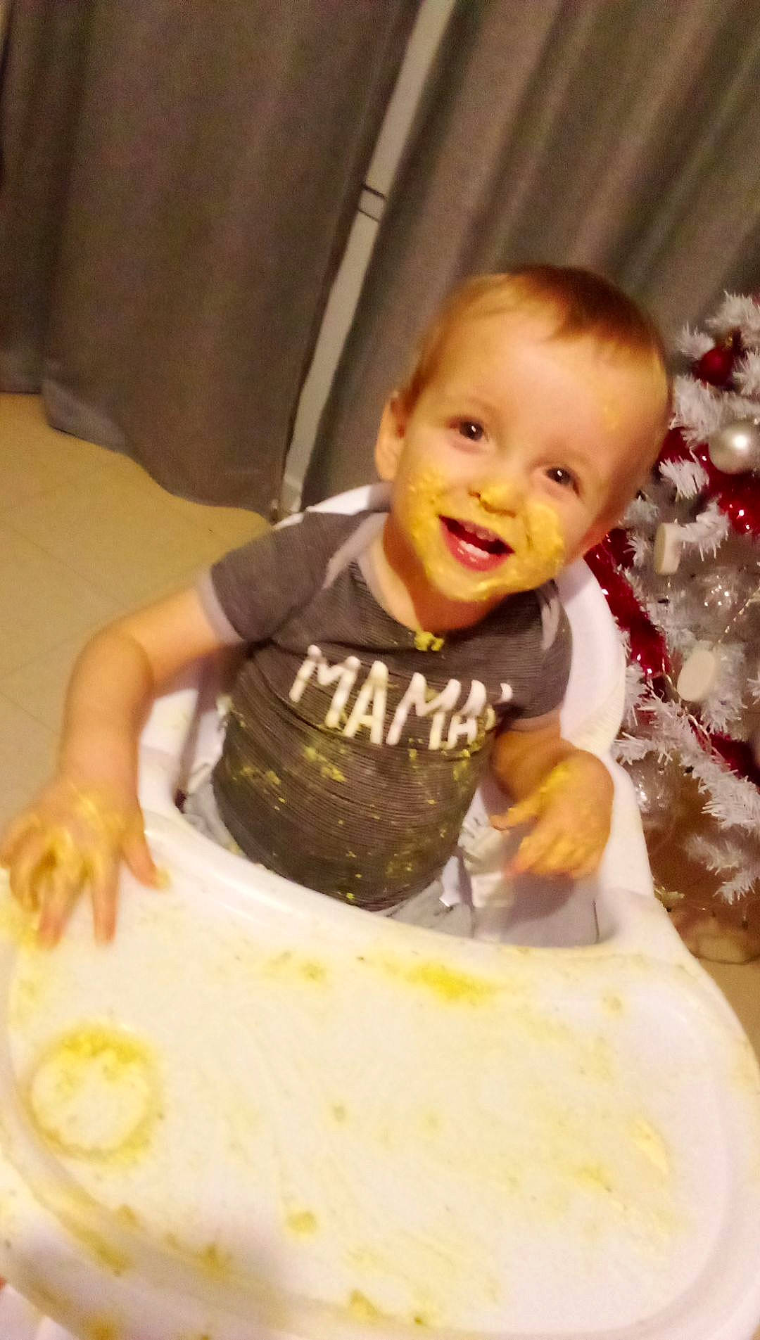 Samuel a rejoint le concours — aidez-le/la à gagner de superbes lots ! baby, baby_toddler_clothing, chair, child, christmas_tree, comfort_food, cooking, dish, event, food, fun, happy, ingredient, joy, laugh, person, sitting, sleeve, smile, sweetness