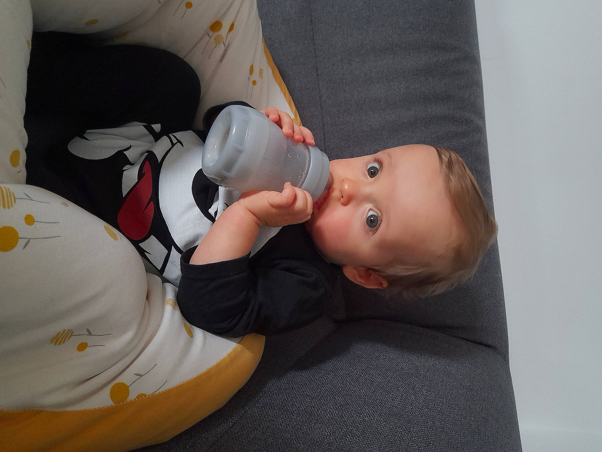 Samuel a rejoint le concours — aidez-le/la à gagner de superbes lots ! auto_part, automotive_wheel_system, baby, baby_carriage, baby_in_car_seat, baby_products, baby_toddler_clothing, car_seat, carmine, child, comfort, drinkware, fun, nail, person, personal_protective_equipment, room, service, sitting, sports_gear