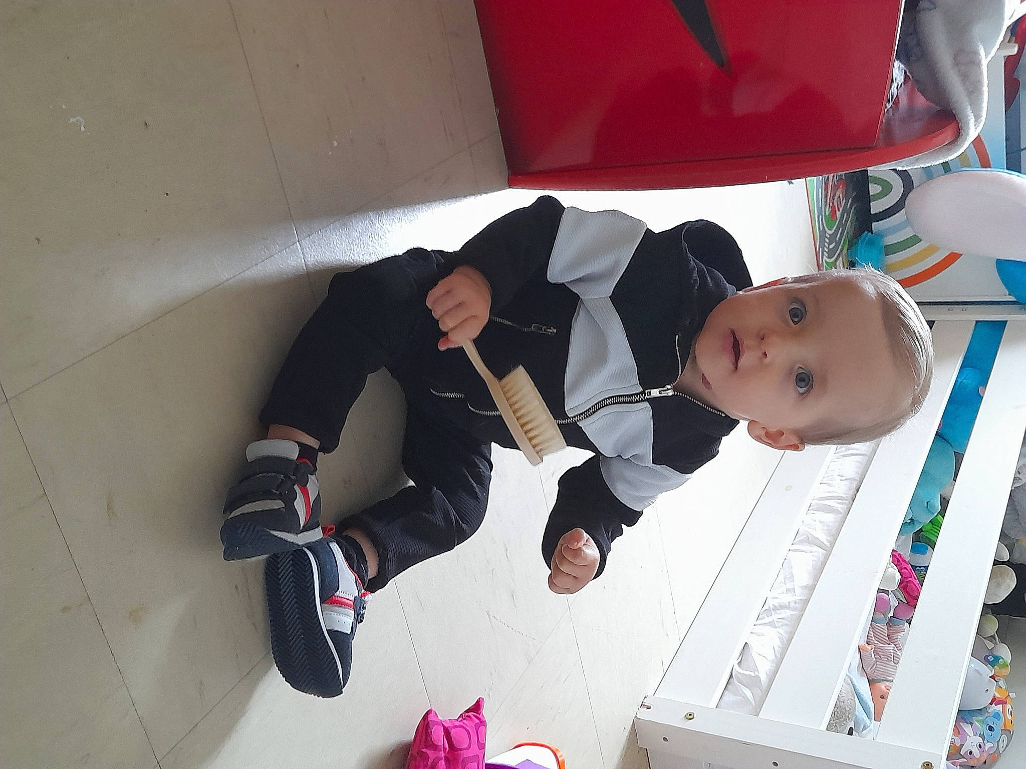 Samuel a rejoint le concours — aidez-le/la à gagner de superbes lots ! baby, baby_products, carmine, child, comfort, flooring, fun, happy, leisure, person, play, recreation, room, toddler, tree, walking_shoe