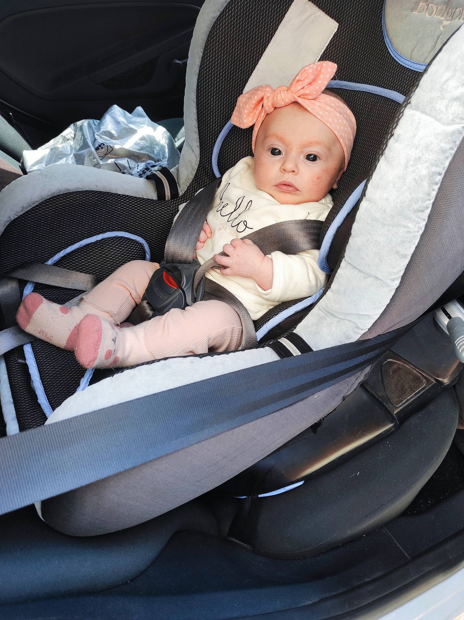 Meyline participe au concours pour gagner de l'argent avec cette photo : auto_part, automotive_design, automotive_exterior, automotive_wheel_system, baby, baby_carriage, baby_products, baby_safety, baby_toddler_clothing, bag, car_seat, carmine, child, comfort, eye, headwear, lap, luxury_vehicle, motor_vehicle, person