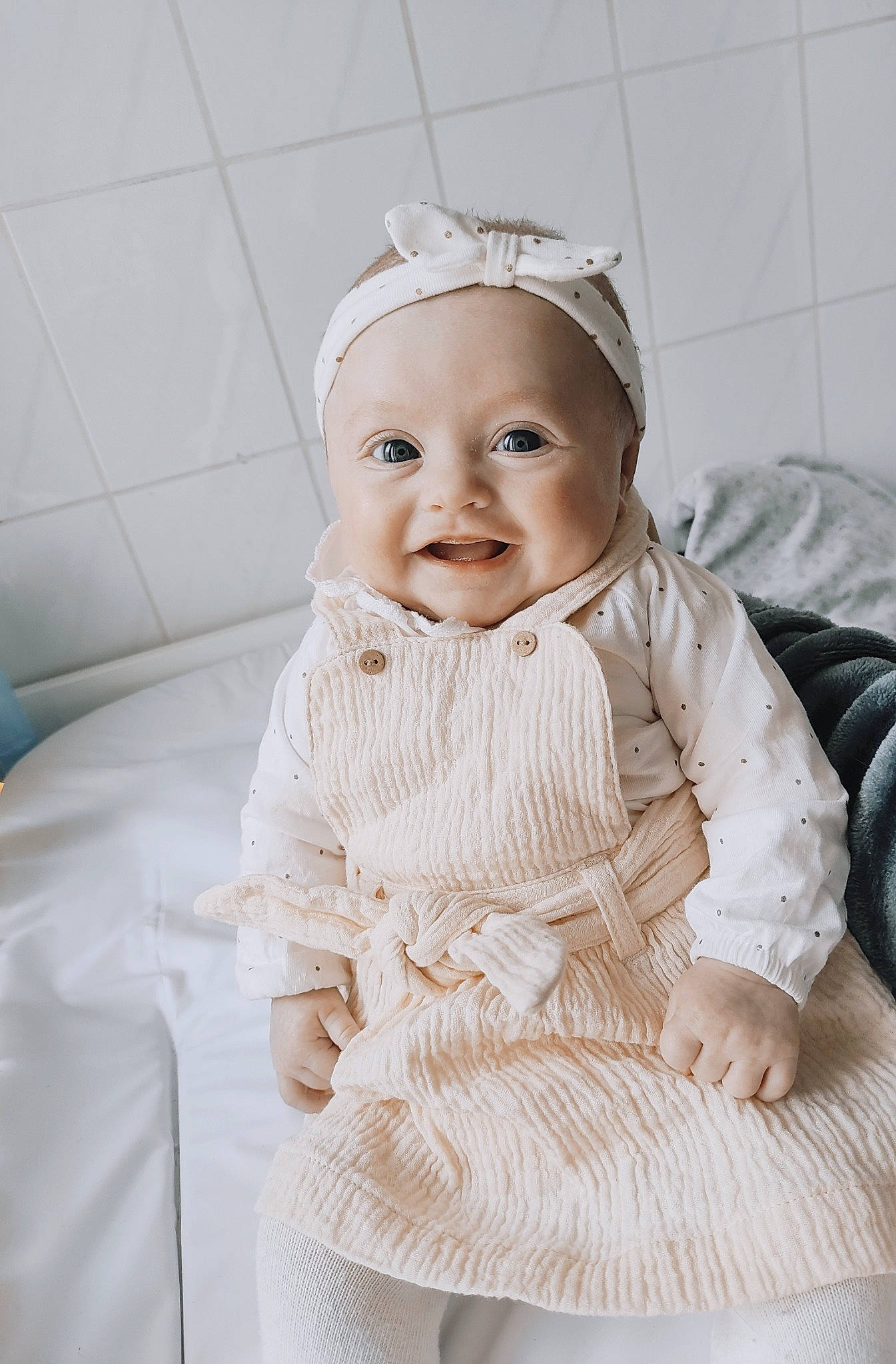 Meyline participe au concours pour gagner de l'argent avec cette photo : baby, baby_toddler_clothing, comfort, dress, embellishment, eye, face, facial_expression, flash_photography, hairstyle, happy, head, headgear, iris, lip, person, skin, sleeve, smile, toddler
