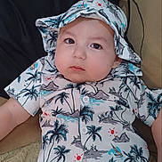 Manil a rejoint le concours — aidez-le/la à gagner de superbes lots ! baby, infant, child, tropical_print, hat, sunglasses, cushion, clothing, portrait, indoors, cute, chubby_cheeks, relaxed, face, person, young_child, fashion, seated, looking_at_camera, casual