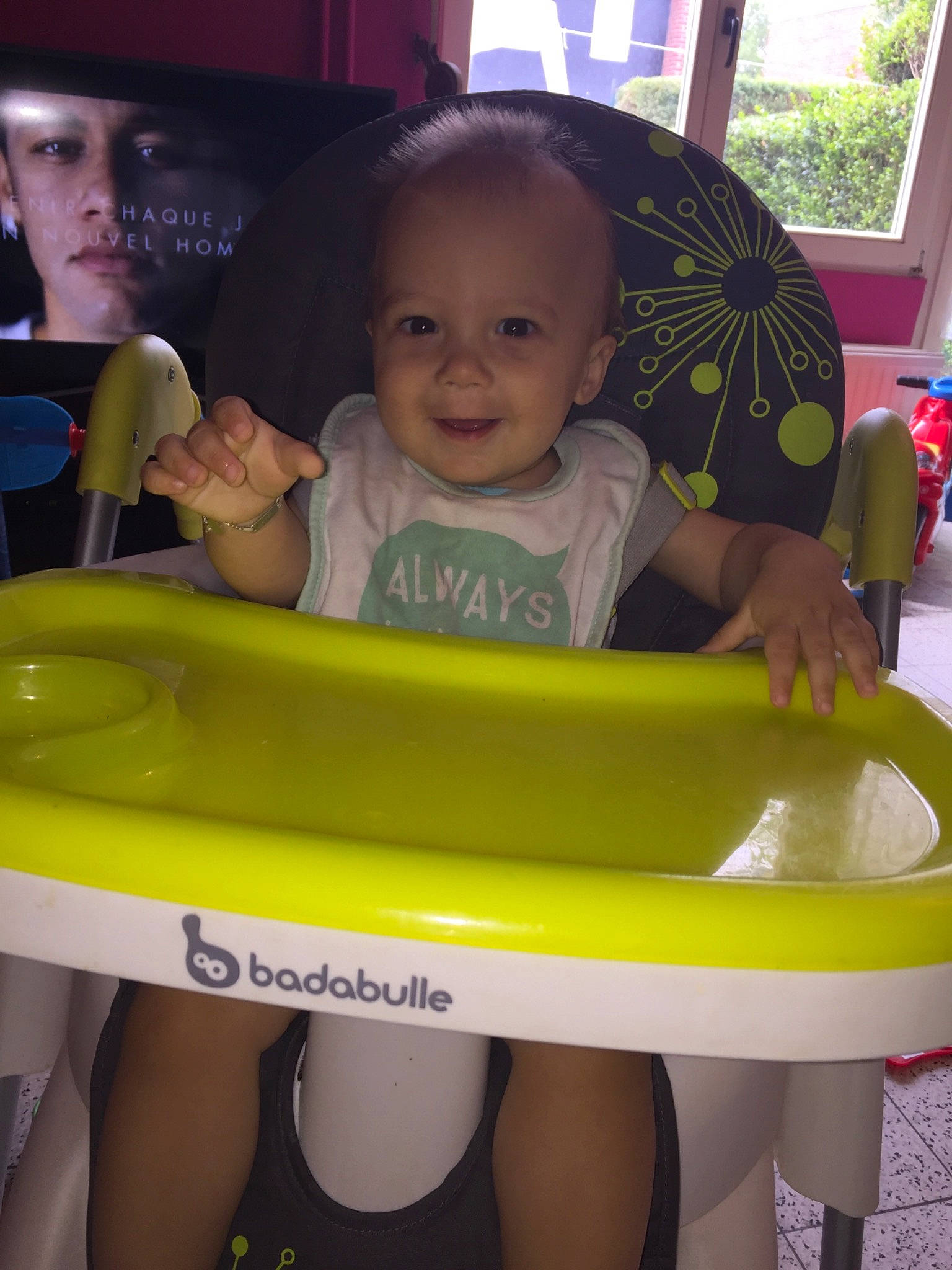 Yanis participe au concours pour gagner de l'argent avec cette photo : baby, child, fun, games, joy, leisure, person, play, recreation, smile, toddler, yellow