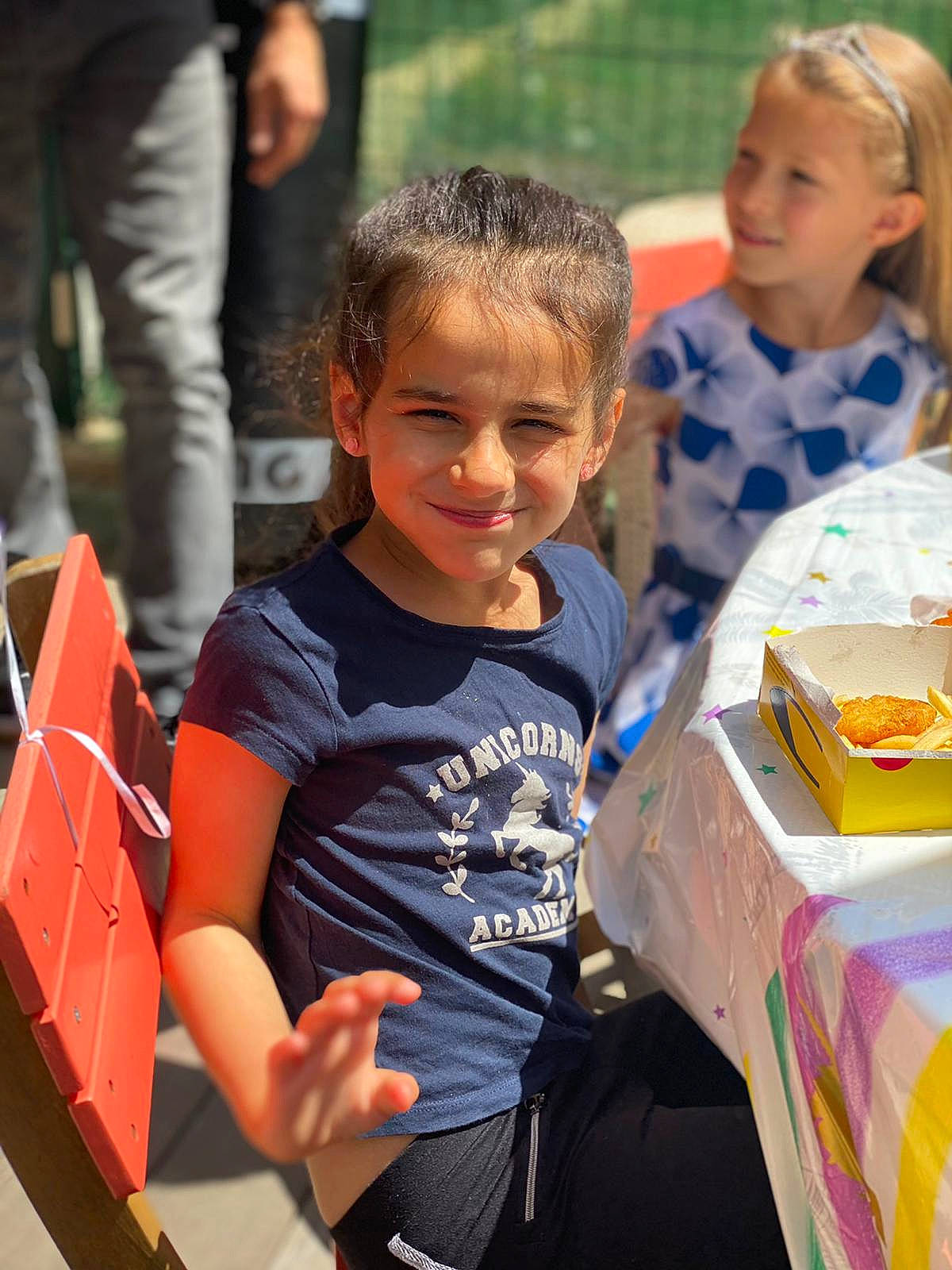 Cassy a rejoint le concours — aidez-le/la à gagner de superbes lots ! child, community, competition_event, event, facial_expression, fun, grass, happy, head, joy, leisure, person, public_space, recreation, shorts, sitting, smile, snapshot, sneakers, t_shirt