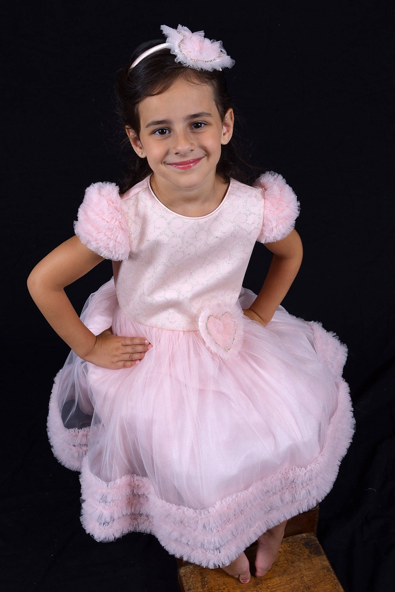 Cassy a rejoint le concours — aidez-le/la à gagner de superbes lots ! baby_toddler_clothing, beauty, bridal_accessory, day_dress, dress, embellishment, event, fashion_design, flash_photography, formal_wear, happy, human_body, joy, neck, one_piece_garment, person, pink, ruffle, sleeve, smile