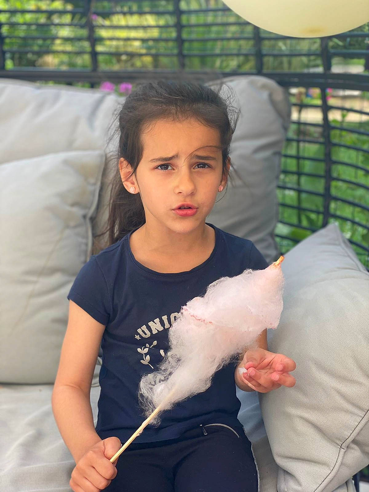 Cassy a rejoint le concours — aidez-le/la à gagner de superbes lots ! balloon, child, comfort, comfort_food, cotton_candy, couch, dessert, fun, fur, happy, leisure, mammal, person, sitting, sleeve, smoke, t_shirt, thumb, toddler, vacation
