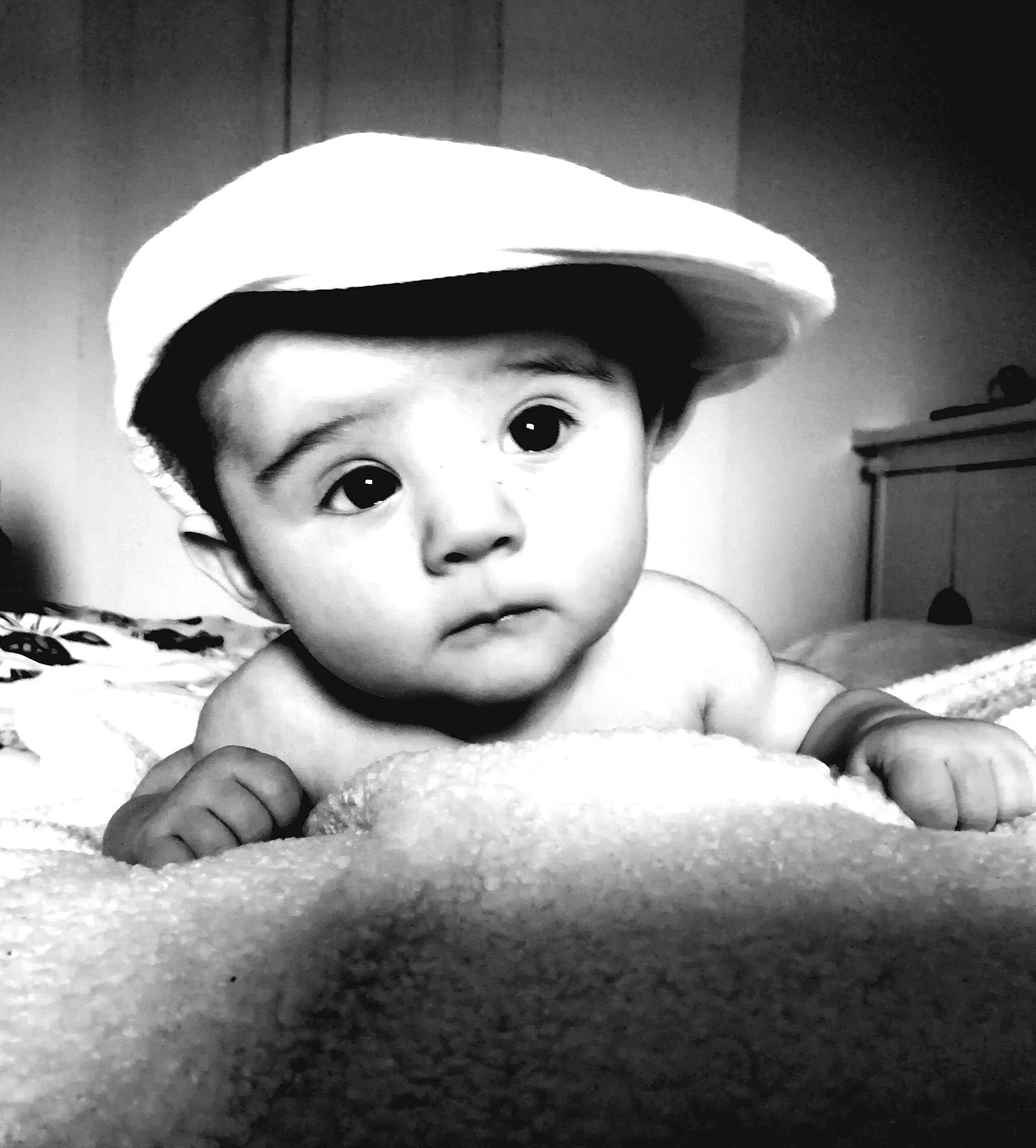 Gino participe au concours pour gagner de l'argent avec cette photo : baby, black_and_white, child, headgear, monochrome, monochrome_photography, person, photography, portrait, smile, toddler