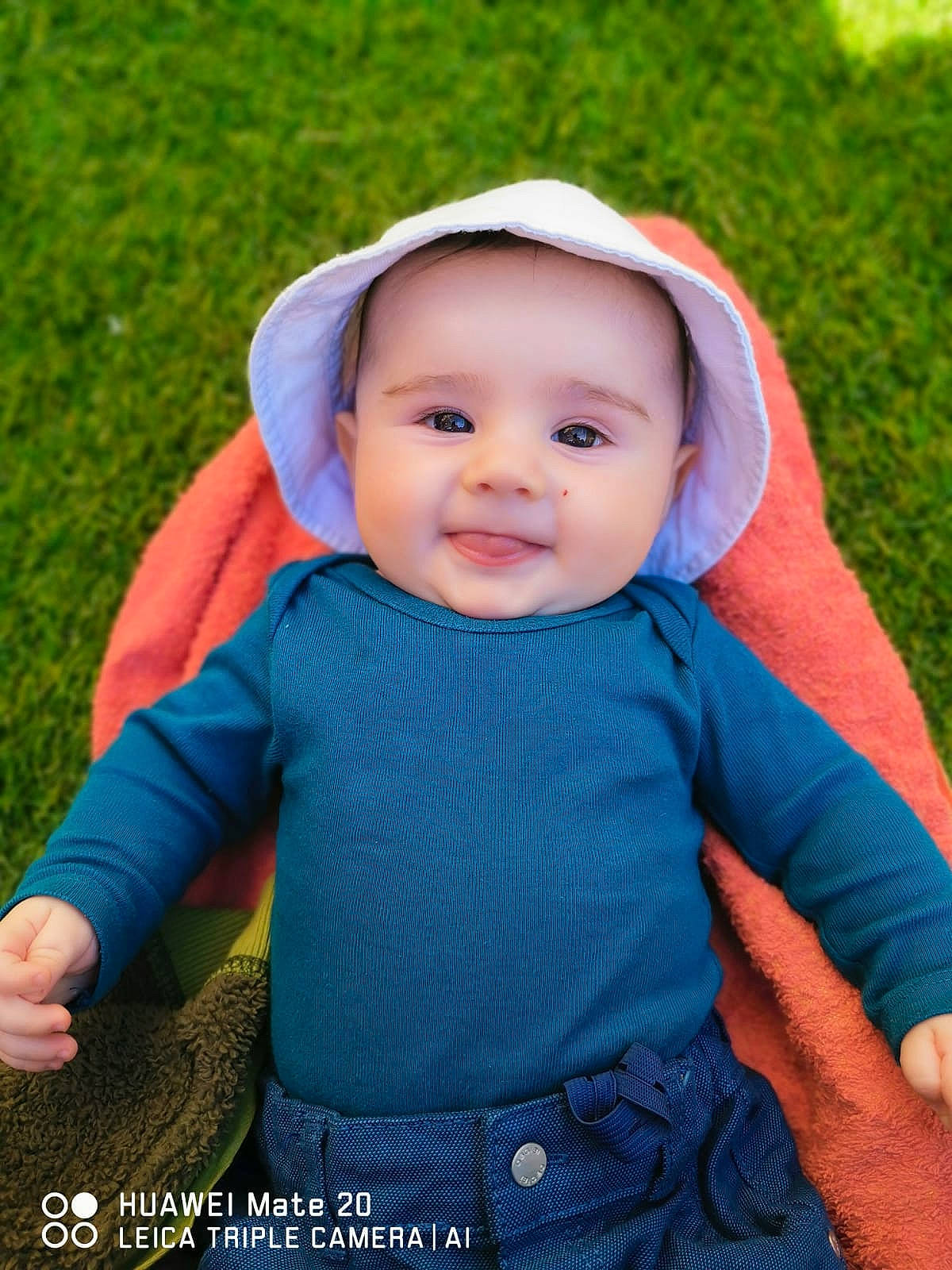 Gino a rejoint le concours — aidez-le/la à gagner de superbes lots ! baby, baby_toddler_clothing, child, child_model, grass, headwear, outerwear, pattern, person, photography, skin, toddler