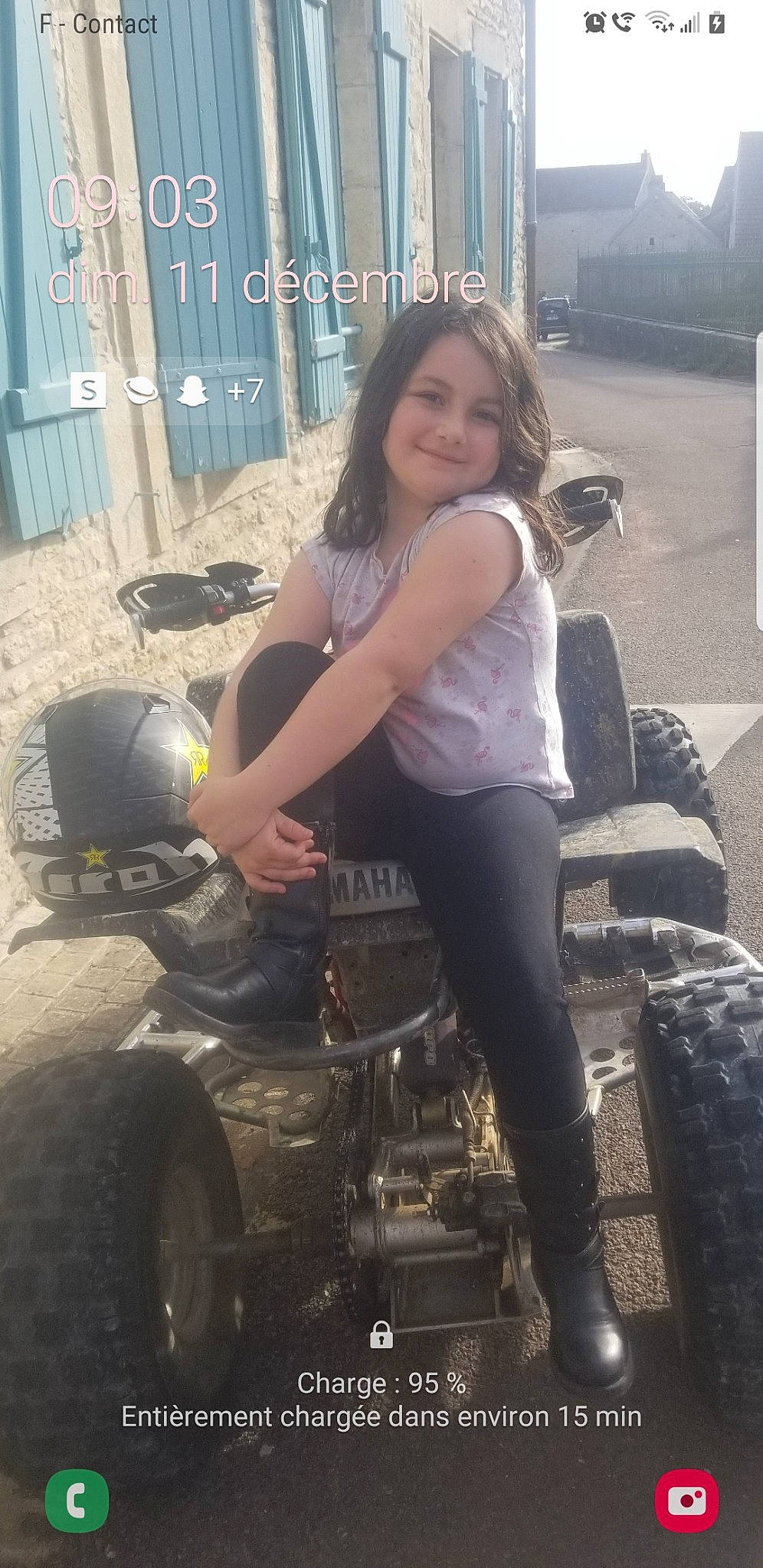 Shanna participe au concours pour gagner de l'argent avec cette photo : automotive_design, automotive_exterior, automotive_tire, automotive_wheel_system, bumper, fence, fender, fun, happy, human_leg, joy, leg, mammal, motor_vehicle, person, smile, thigh, tire, travel, vertebrate