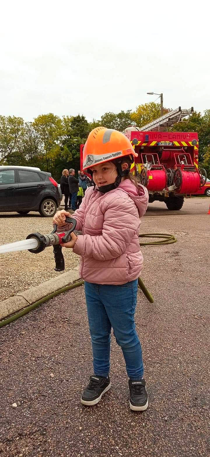 Shanna participe au concours pour gagner de l'argent avec cette photo : asphalt, automotive_tire, car, cloud, hard_hat, headwear, helmet, jacket, landscape, motor_vehicle, person, personal_protective_equipment, plant, recreation, road, road_surface, sky, tire, travel, tree