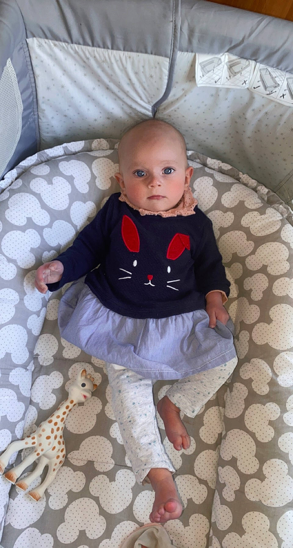 Nalya a rejoint le concours — aidez-le/la à gagner de superbes lots ! baby, baby_toddler_clothing, chair, child, comfort, dress, eye, fawn, flooring, grey, linens, pattern, person, sitting, skin, sleeve, sock, t_shirt, textile, toddler