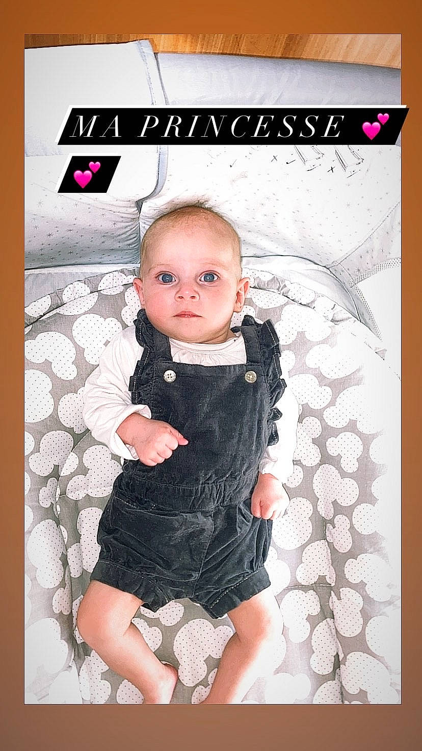 Nalya a rejoint le concours — aidez-le/la à gagner de superbes lots ! baby, baby_toddler_clothing, child, day_dress, embellishment, fashion_design, font, magenta, one_piece_garment, pattern, person, photo_caption, pink, sitting, sleeve, toddler