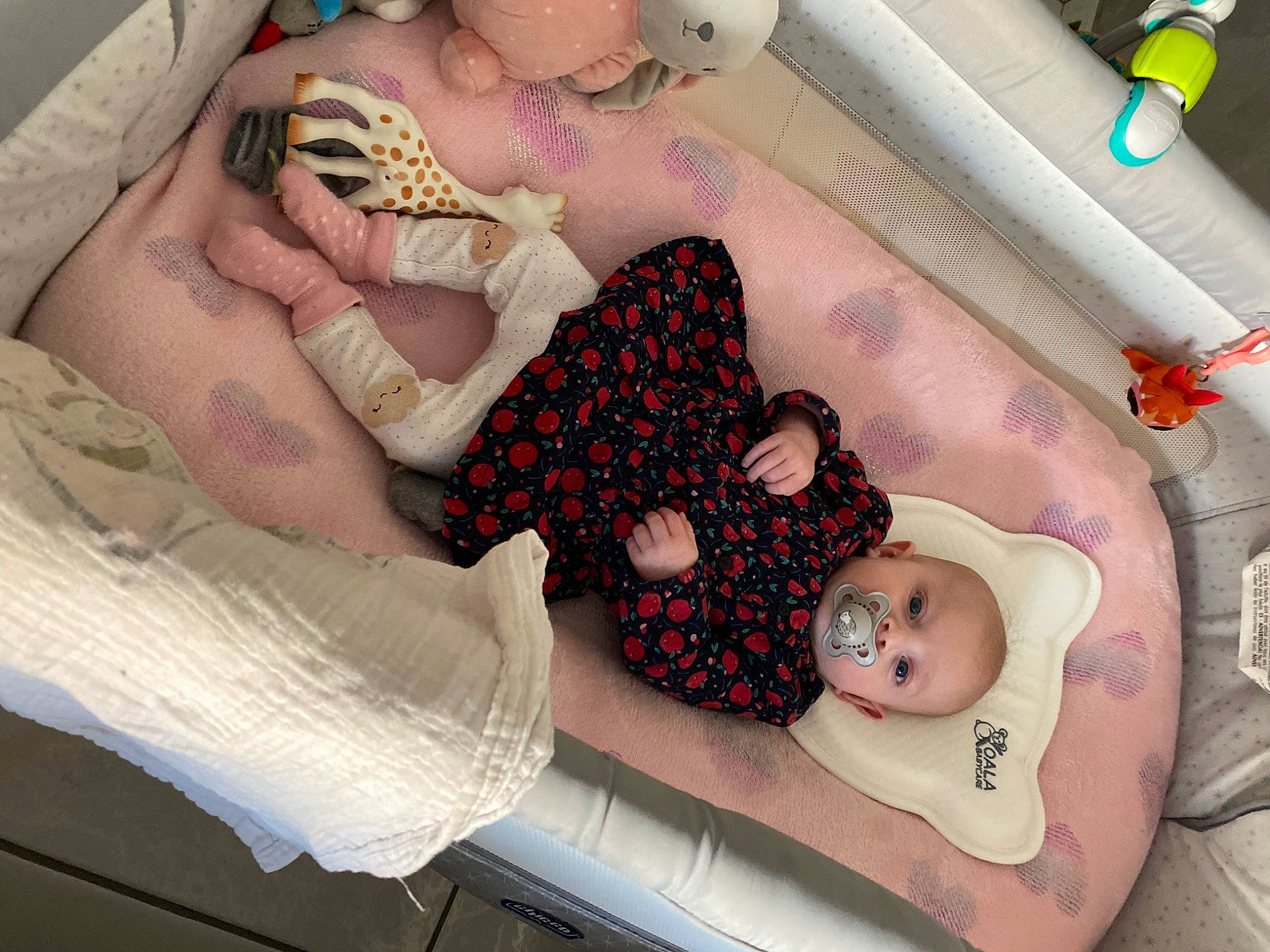 Nalya a rejoint le concours — aidez-le/la à gagner de superbes lots ! arm, baby, baby_sleeping, baby_toddler_clothing, beauty, child, comfort, finger, hand, human_leg, linens, nail, pattern, person, pink, product, skin, textile, thigh, toddler