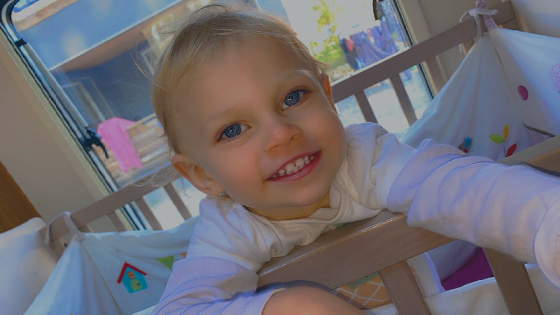 Nalya a rejoint le concours — aidez-le/la à gagner de superbes lots ! baby, baby_products, baby_toddler_clothing, chair, cheek, child, chin, facial_expression, fun, happy, iris, joy, leisure, nose, person, room, sitting, skin, sleeve, smile