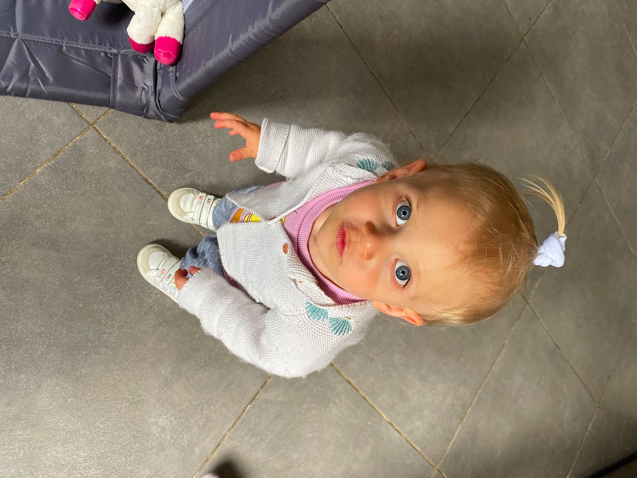 Nalya a rejoint le concours — aidez-le/la à gagner de superbes lots ! baby, baby_products, baby_toddler_clothing, bag, baggage, cheek, child, comfort, flooring, fun, luggage_and_bags, person, sitting, textile, toddler, wood