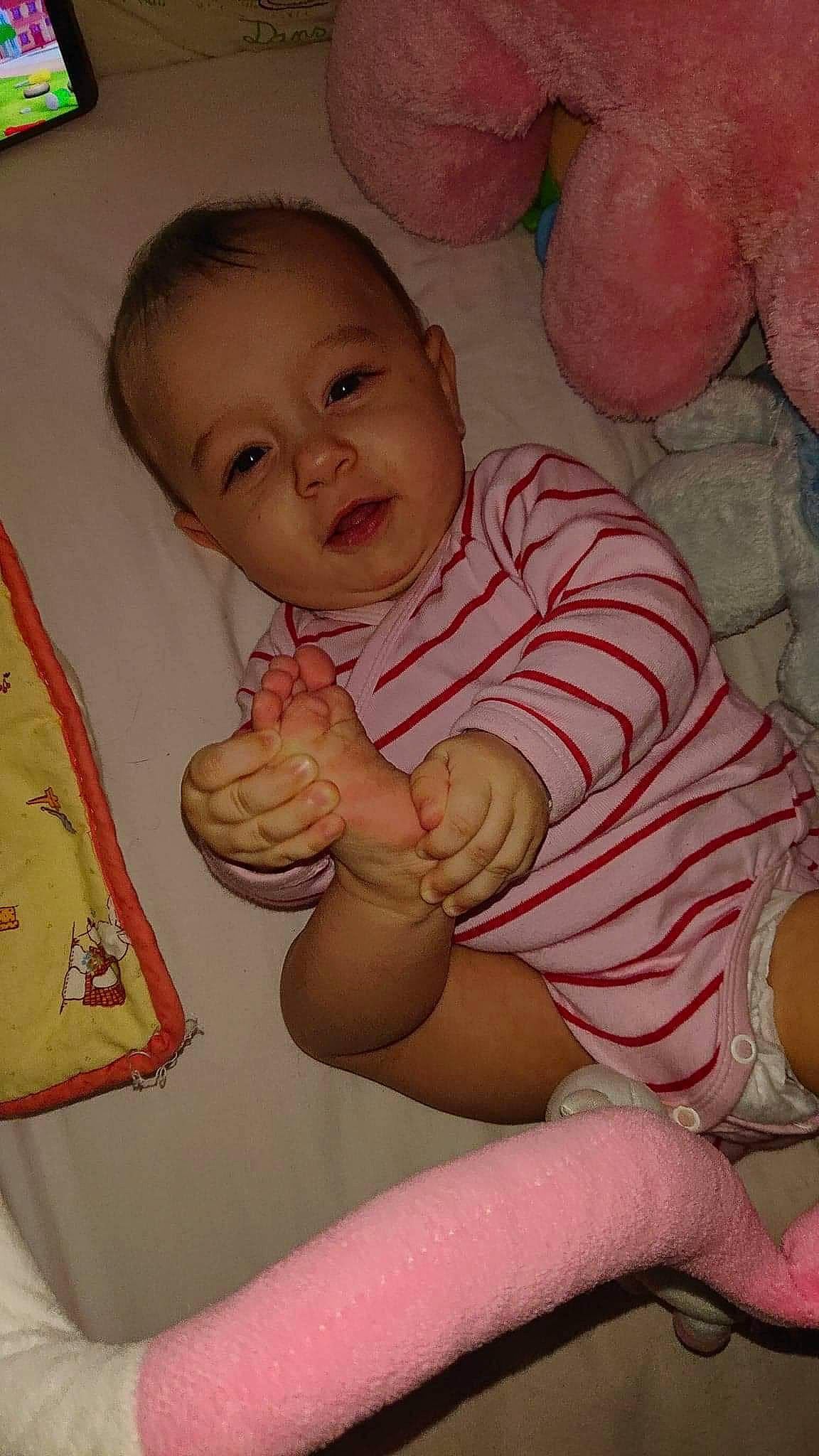 Roxanne participe au concours pour gagner de l'argent avec cette photo : arm, baby, baby_toddler_clothing, cheek, facial_expression, finger, hand, happy, human_body, leg, lip, mouth, nail, neck, nose, person, pink, skin, thigh, thumb