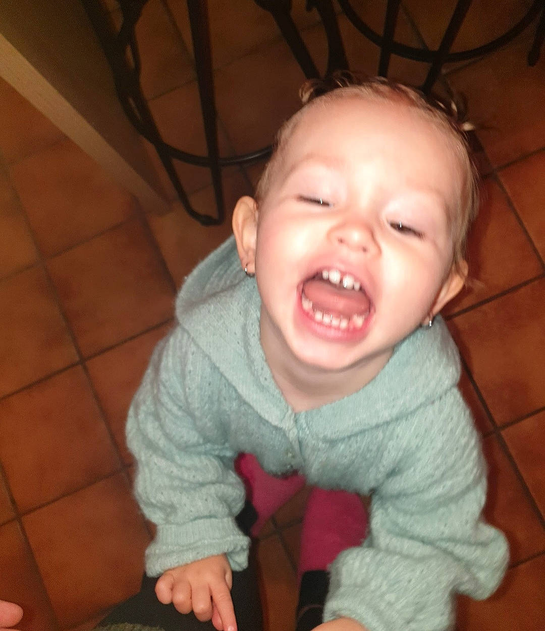 Manël a rejoint le concours — aidez-le/la à gagner de superbes lots ! baby, baby_toddler_clothing, cheek, chin, comfort, crawling, ear, eye, eyebrow, finger, floor, flooring, happy, human_body, iris, mouth, nose, person, skin, sleeve