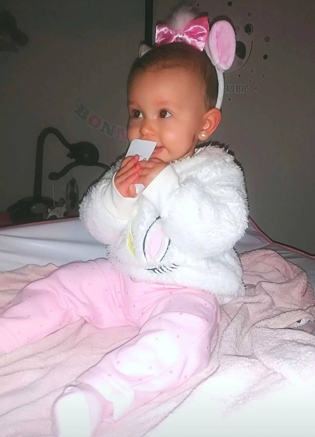 Manël a rejoint le concours — aidez-le/la à gagner de superbes lots ! baby, baby_toddler_clothing, cheek, child, comfort, costume, costume_hat, face, fashion_accessory, fur, head, linens, lip, magenta, peach, person, pink, sitting, sleeve, textile