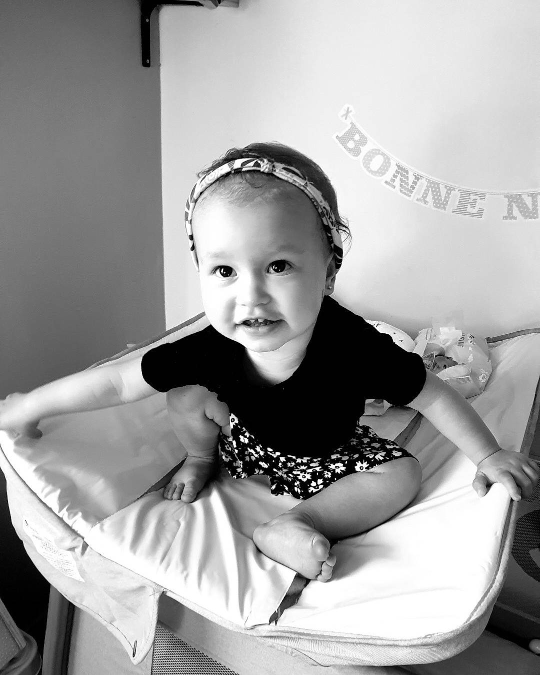 Manël participe au concours pour gagner de l'argent avec cette photo : baby, baby_toddler_clothing, black, black_and_white, chair, child, comfort, fashion_design, flash_photography, fun, hairstyle, happy, jewellery, monochrome, monochrome_photography, person, sitting, smile, style, toddler