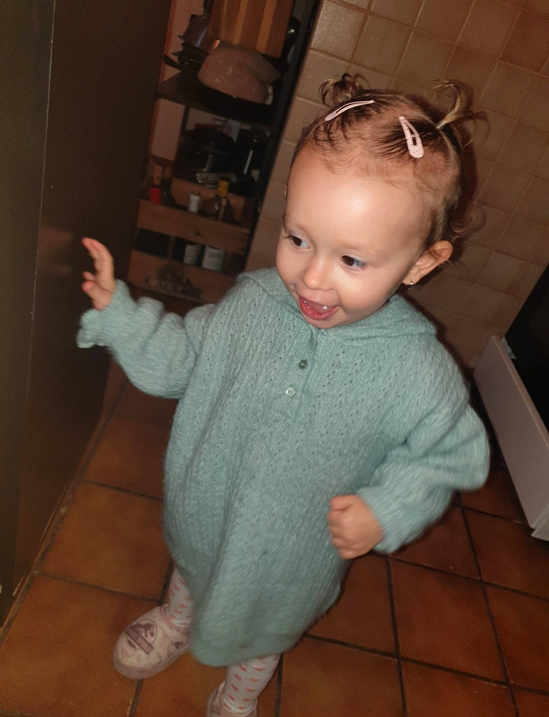 Manël a rejoint le concours — aidez-le/la à gagner de superbes lots ! baby_toddler_clothing, cheek, child, elbow, eyewear, floor, flooring, foot, fun, hardwood, human_leg, joy, knee, neck, pattern, person, shelf, skin, sleeve, thumb