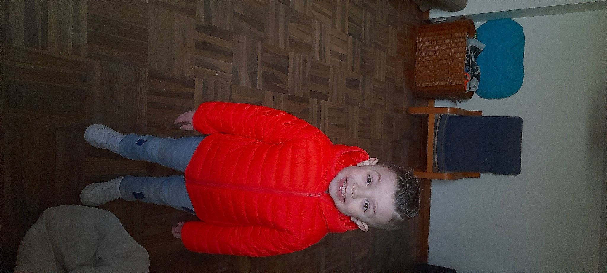 Sofian participe au concours pour gagner de l'argent avec cette photo : comfort, electric_blue, flooring, fun, hat, joy, orange, person, sleeve, smile, toddler, wood