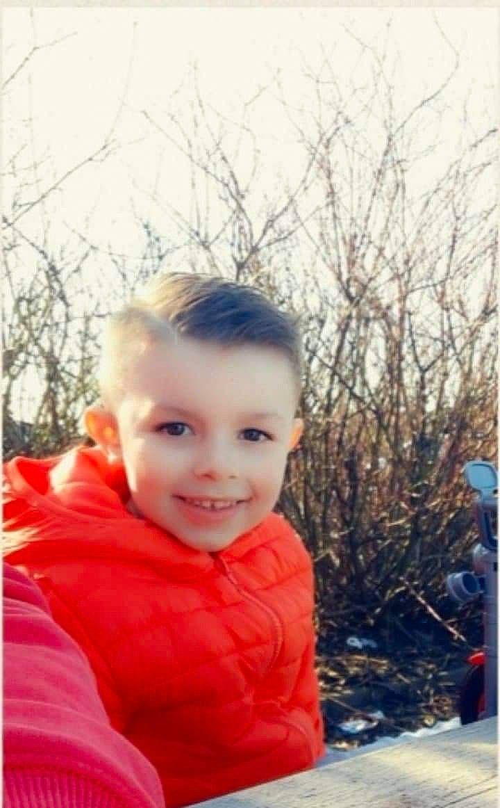 Sofian participe au concours pour gagner de l'argent avec cette photo : baby, blond, child, electric_blue, eye, flash_photography, fun, grass, happy, joy, leisure, lip, person, plant, recreation, sky, smile, standing, toddler, tree