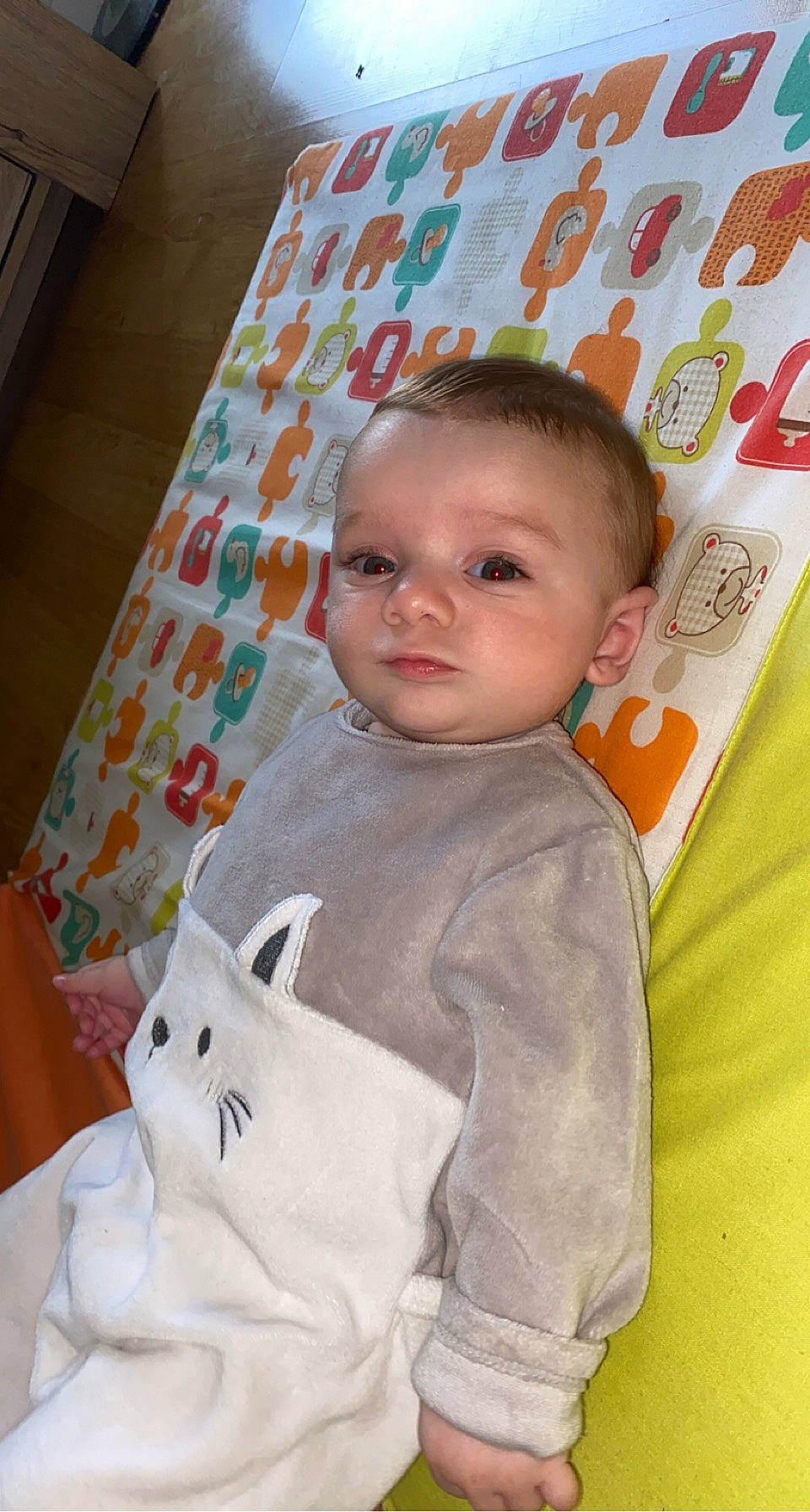 Lorenzo participe au concours pour gagner de l'argent avec cette photo : baby, baby_products, baby_toddler_clothing, bedding, cheek, child, comfort, face, flooring, fur, head, linens, pattern, person, pink, room, skin, sleeve, t_shirt, textile