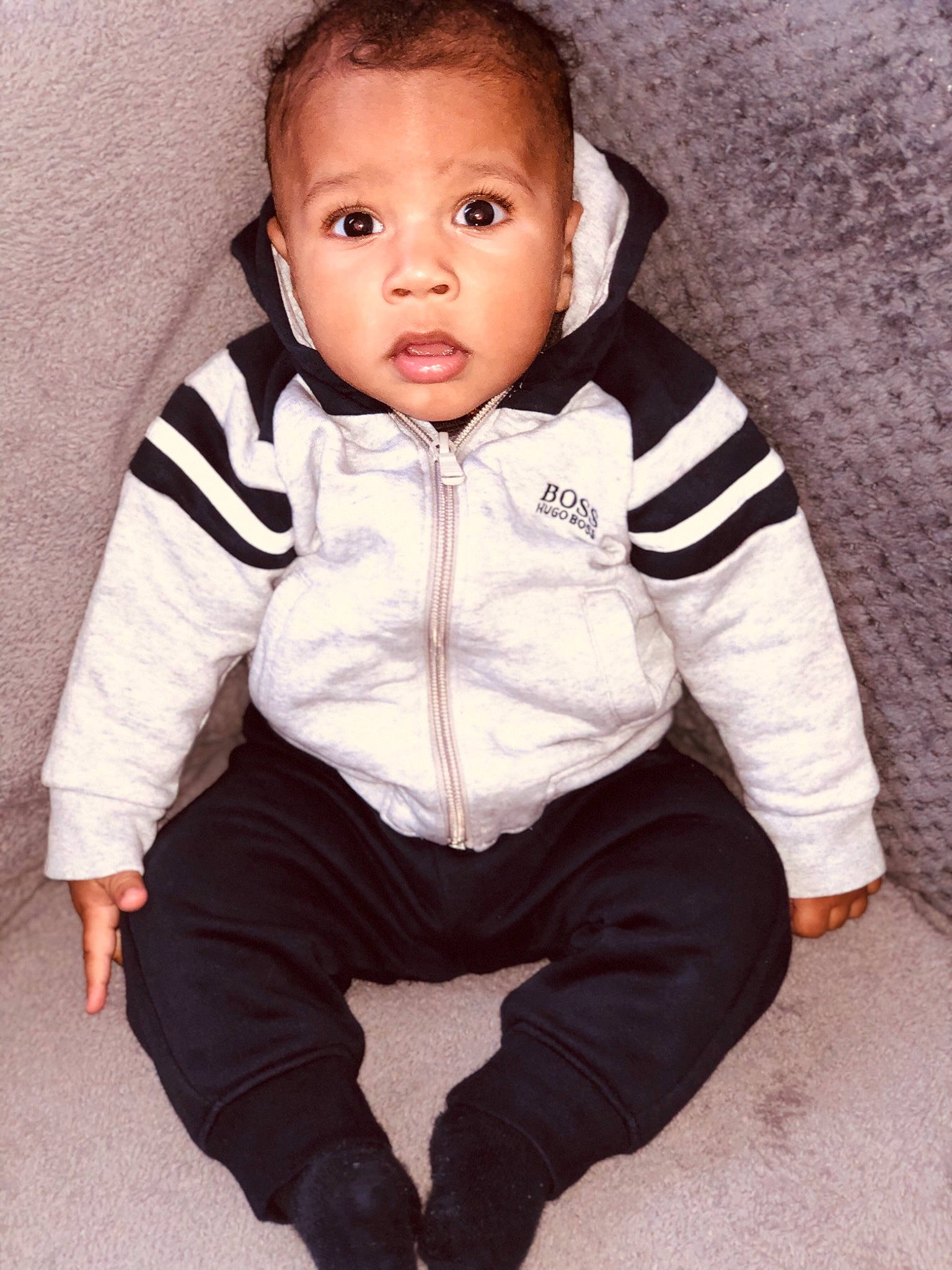 Kaïs participe au concours pour gagner de l'argent avec cette photo : baby, baby_toddler_clothing, cheek, child, child_model, head, hoodie, outerwear, person, product, sitting, skin, sleeve, smile, toddler