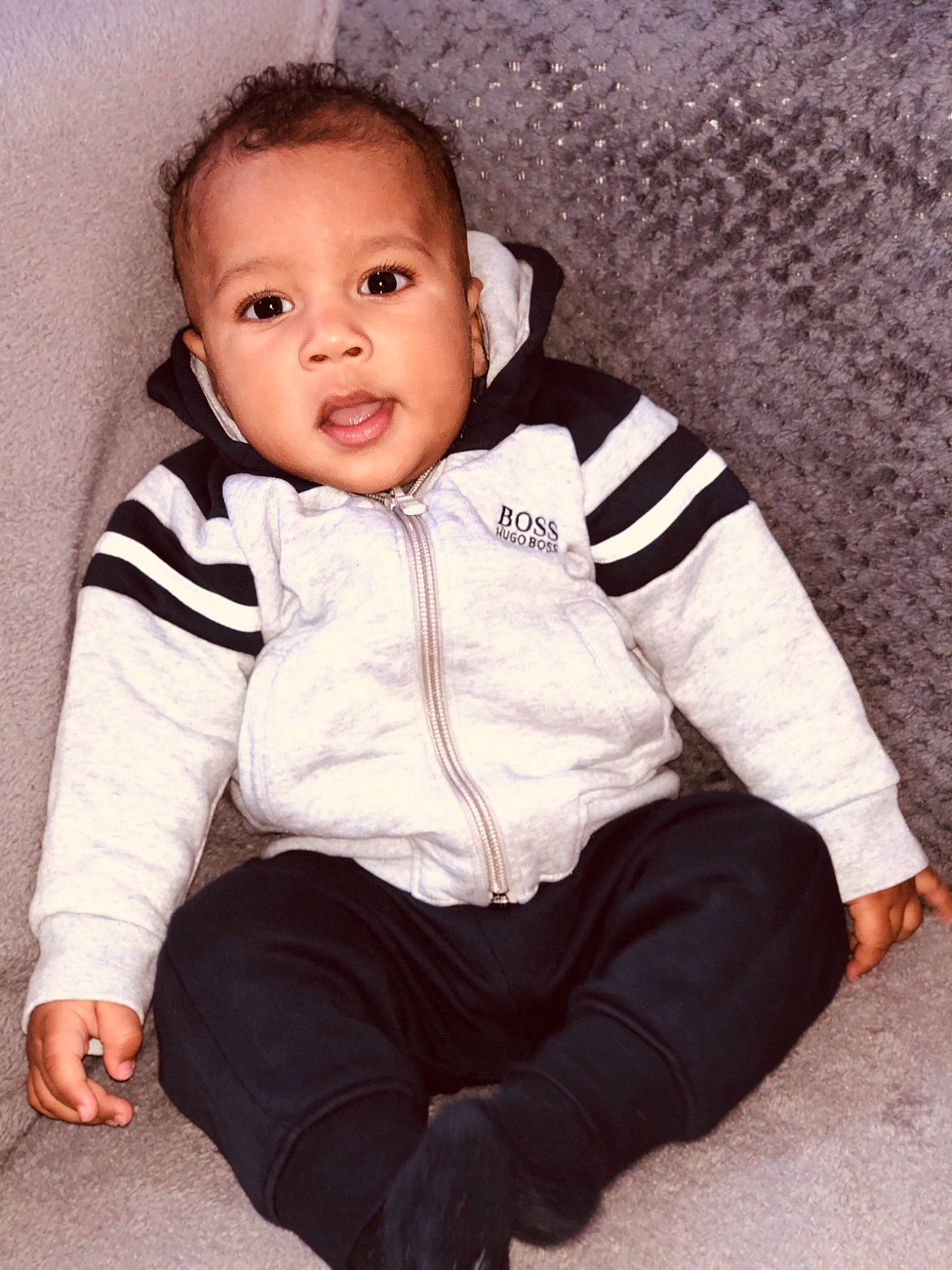 Kaïs a rejoint le concours — aidez-le/la à gagner de superbes lots ! baby, baby_toddler_clothing, cheek, child, child_model, eye, face, head, leg, outerwear, person, photography, sitting, skin, sleeve, smile, toddler