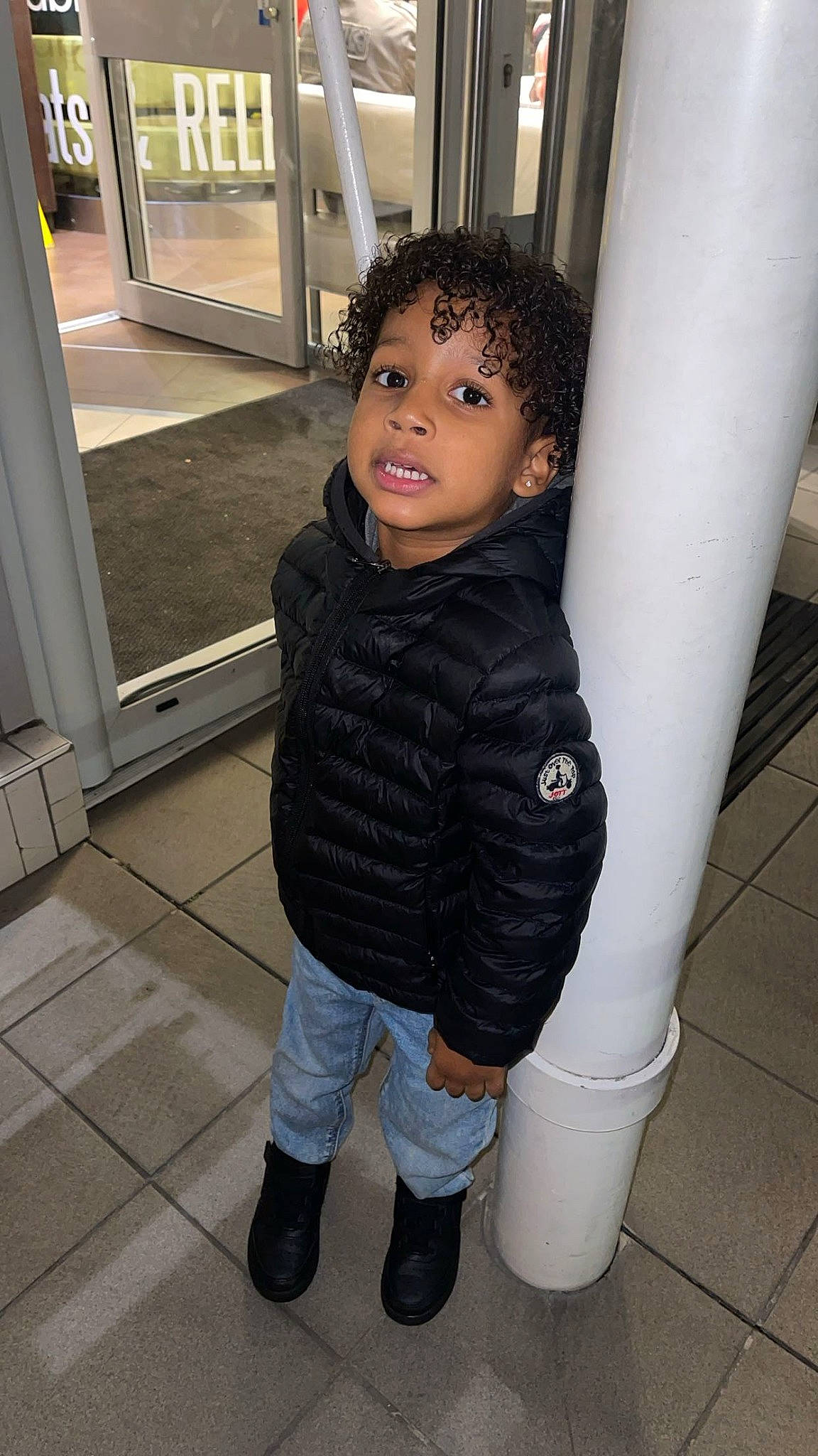 Kaïs a rejoint le concours — aidez-le/la à gagner de superbes lots ! boot, child, cool, eye, flooring, fun, fur, gas, human_body, human_leg, joint, knee, leg, pattern, person, shoe, shorts, sleeve, sock, thigh