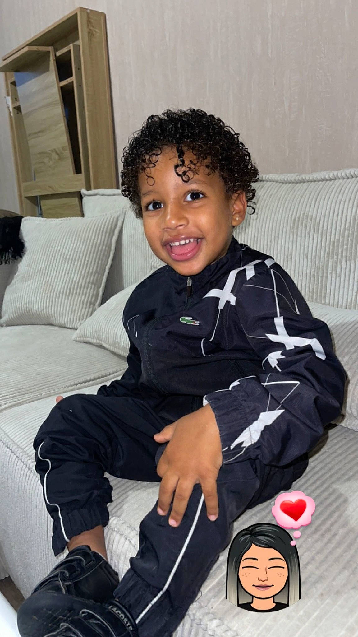 Kaïs a rejoint le concours — aidez-le/la à gagner de superbes lots ! afro, baby_toddler_clothing, cheek, child, comfort, couch, flooring, fun, happy, knee, lap, living_room, person, room, sitting, sleeve, smile, sock, thigh, toddler