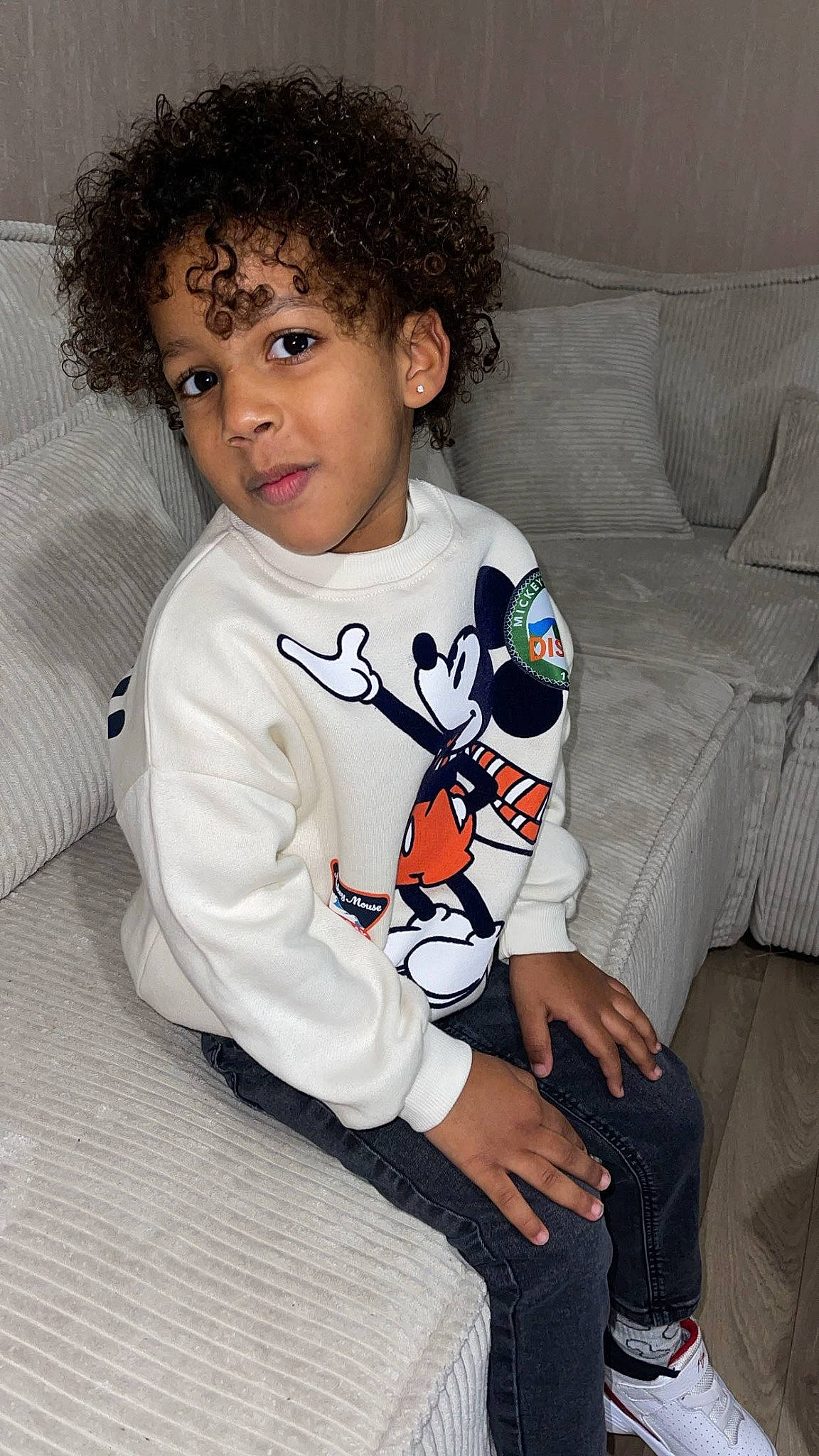 Kaïs participe au concours pour gagner de l'argent avec cette photo : afro, arm, baby_toddler_clothing, black_hair, cheek, child, chin, comfort, cool, couch, elbow, happy, jheri_curl, joint, nose, person, ringlet, sitting, sleeve, t_shirt