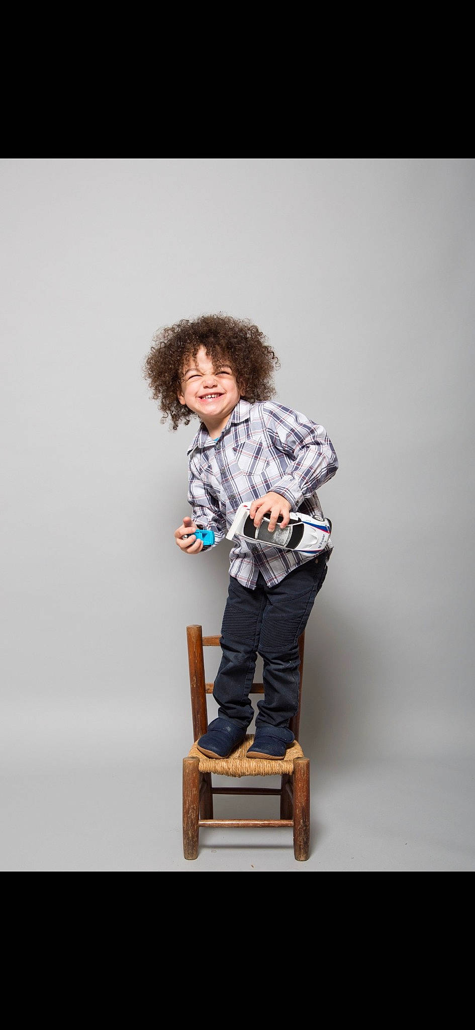 Liam participe au concours pour gagner de l'argent avec cette photo : child, child_model, joy, person, photography, shoe, sitting, standing