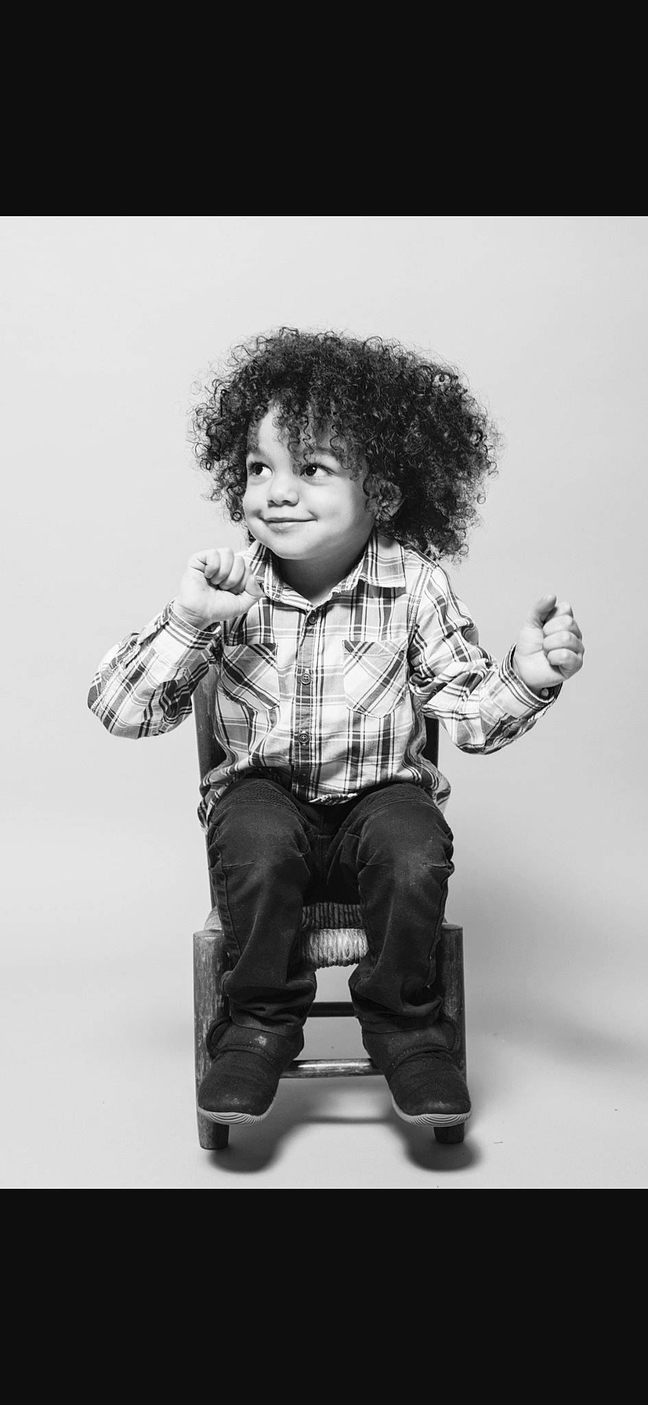 Liam participe au concours pour gagner de l'argent avec cette photo : afro, black, black_and_white, child, child_model, cool, face, hair, hairstyle, head, joy, male, monochrome, person, photography, portrait, sitting, smile, standing, stock_photography