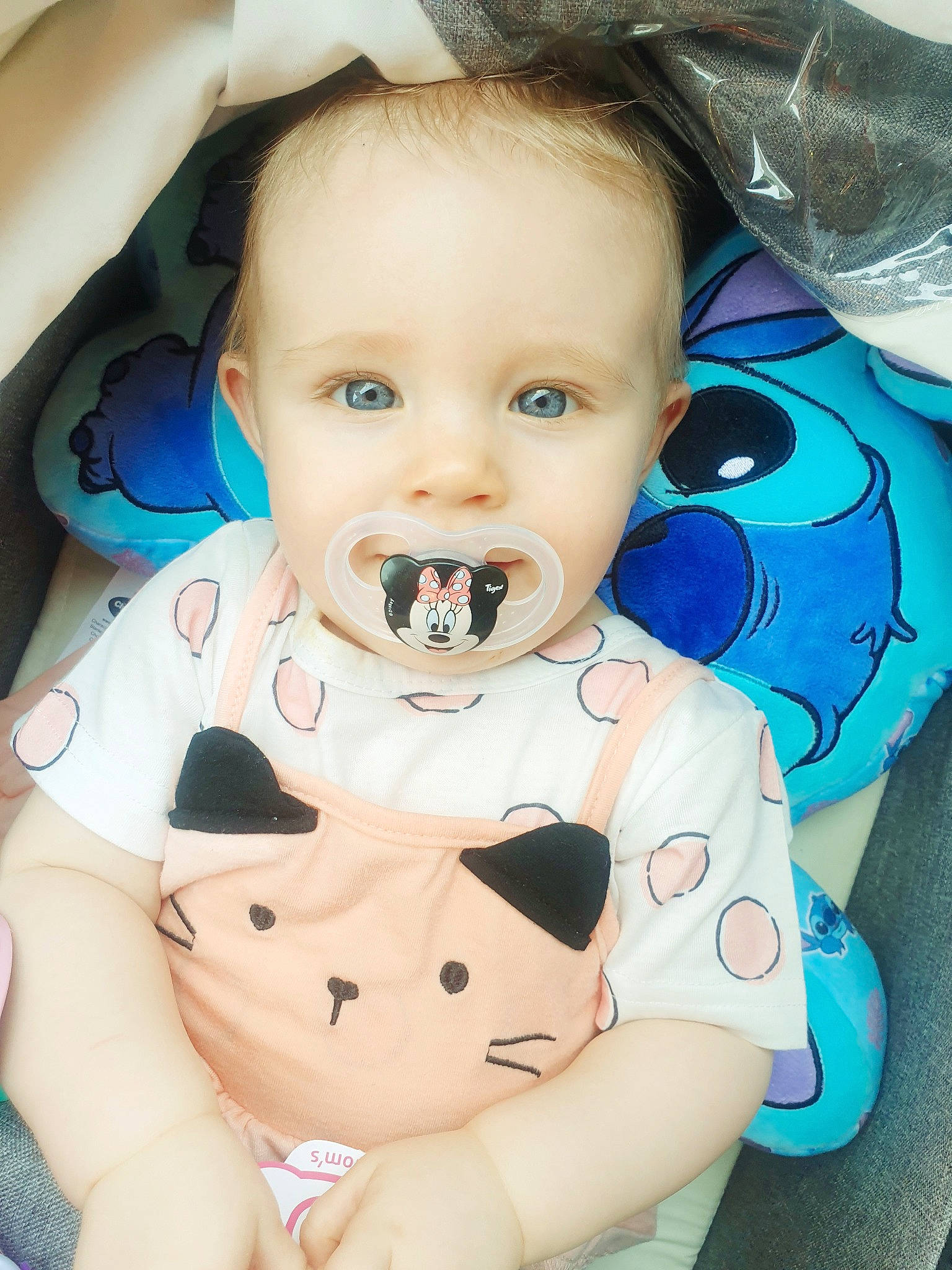 élise a rejoint le concours — aidez-le/la à gagner de superbes lots ! baby, baby_products, baby_safety, baby_toddler_clothing, cheek, child, chin, eye, eyelash, face, facial_expression, happy, head, iris, mouth, nose, person, skin, sleeve, textile