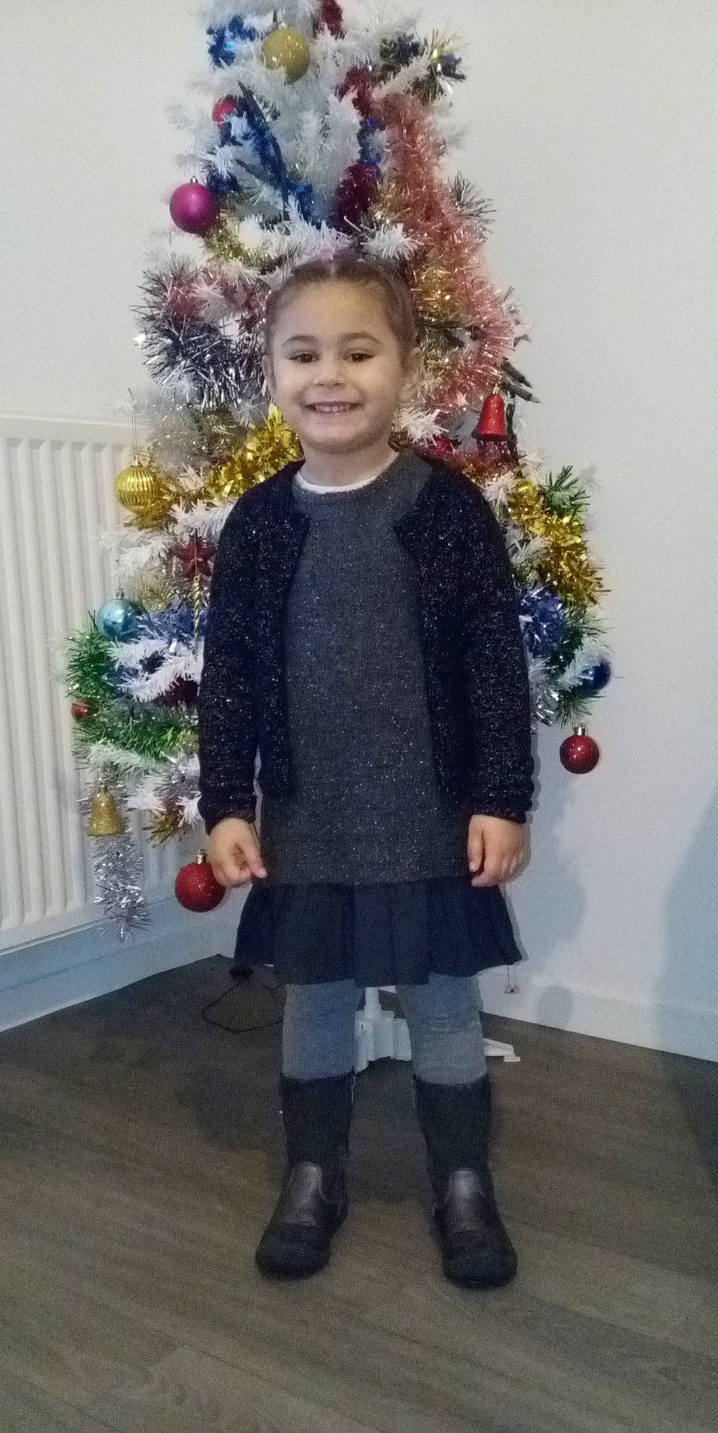 Ambre a rejoint le concours — aidez-le/la à gagner de superbes lots ! christmas, christmas_decoration, christmas_tree, event, holiday, joy, outerwear, pattern, person, standing, sweater, toddler, winter