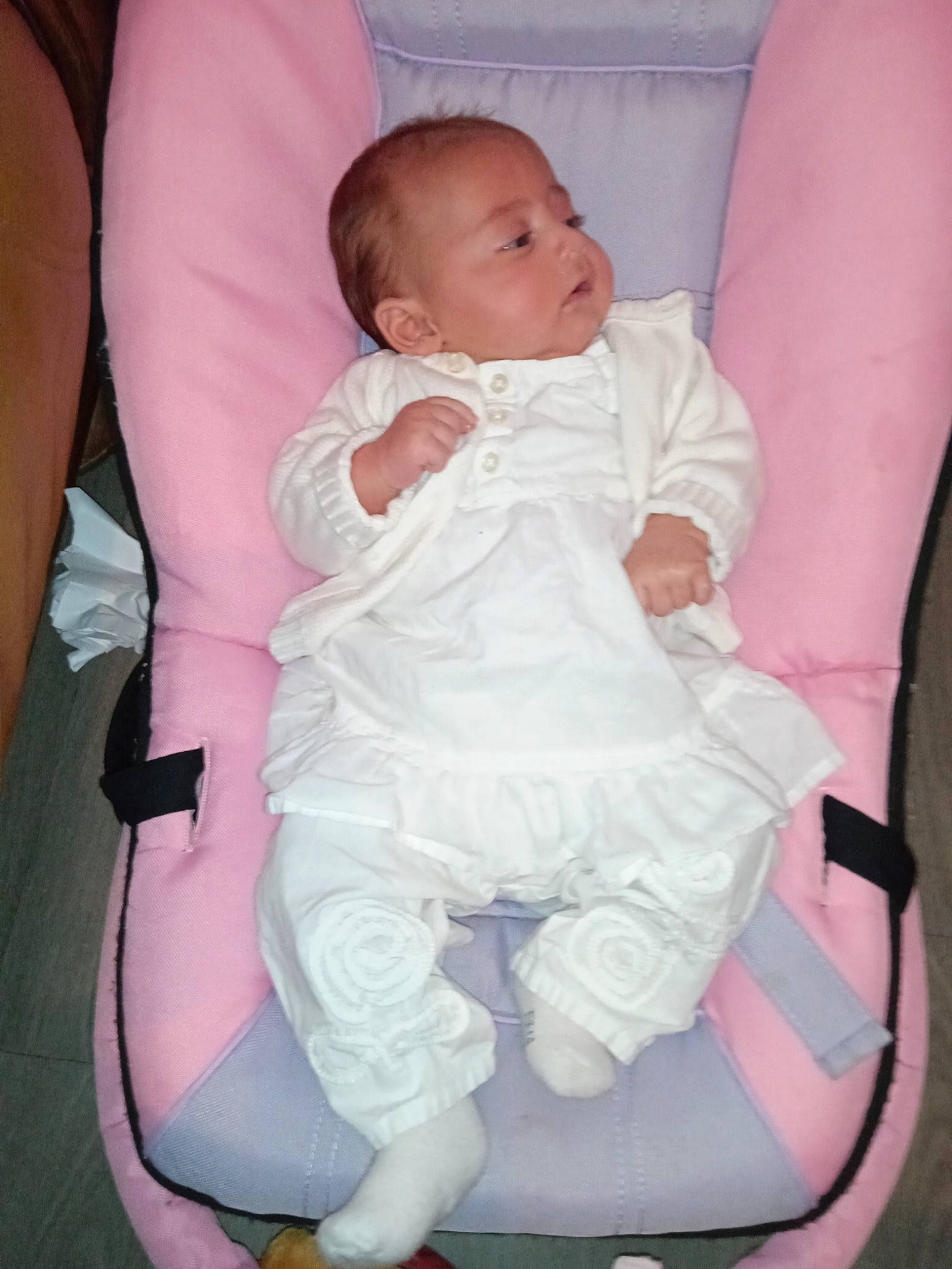 Kenza participe au concours pour gagner de l'argent avec cette photo : baby, baby_products, baby_toddler_clothing, chair, cheek, child, comfort, finger, head, lap, person, pink, product, sitting, skin, sleeve, sock, textile, thigh, thumb