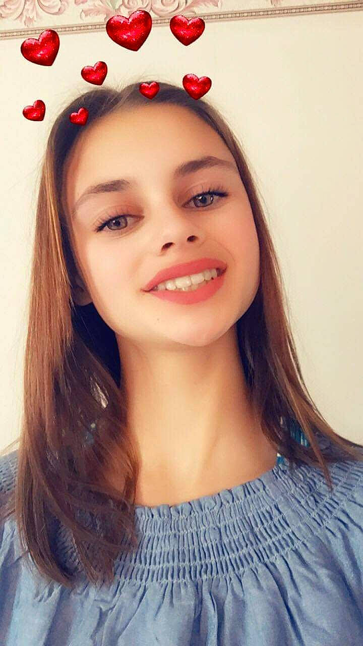 Oceane participe au concours pour gagner de l'argent avec cette photo : beauty, black_hair, brown_hair, cheek, chin, eye, eyebrow, eyelash, face, forehead, hair, hair_coloring, hairstyle, joy, lip, long_hair, nose, person, photography, selfie