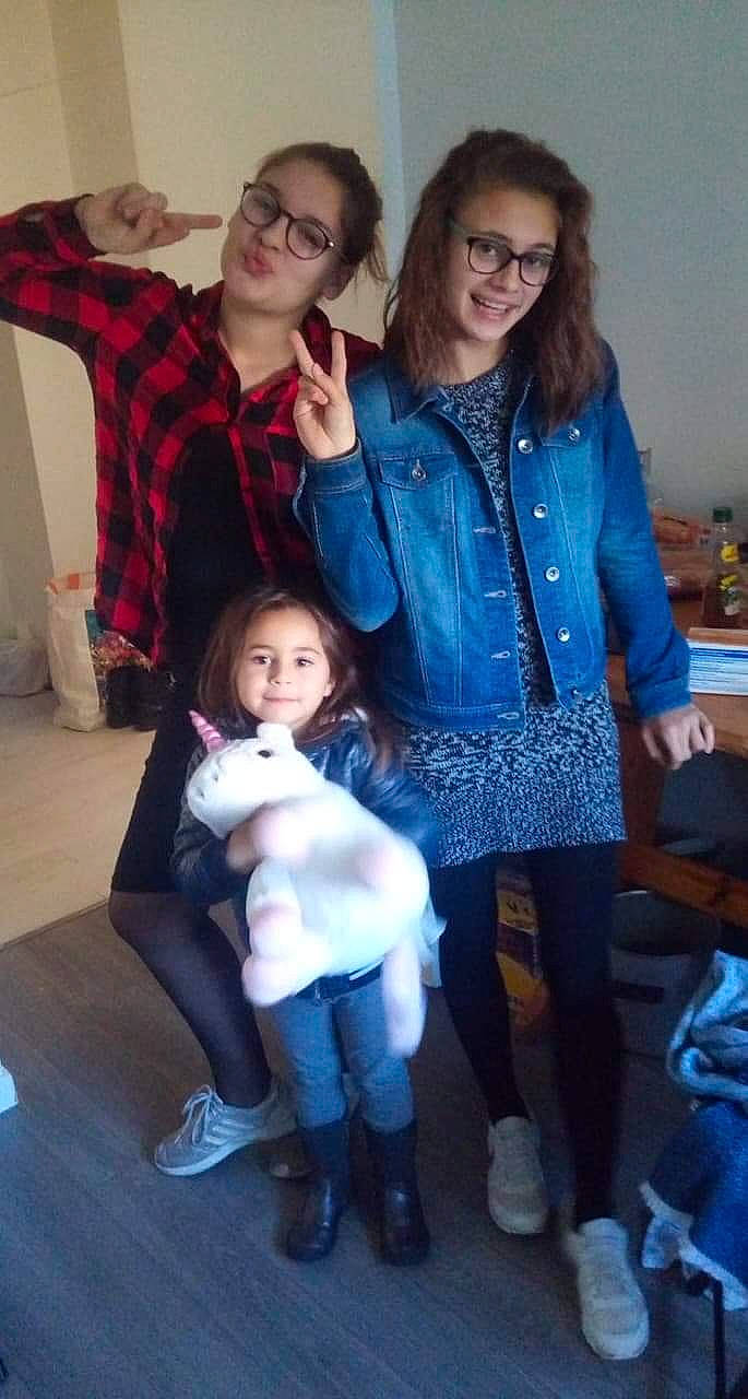 Justine participe au concours pour gagner de l'argent avec cette photo : child, daughter, denim, family, fun, jeans, joy, outerwear, people, person, smile, toddler