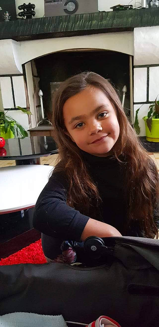 Maylis a rejoint le concours — aidez-le/la à gagner de superbes lots ! black_hair, brown_hair, hair, hairstyle, lady, long_hair, person, sitting, smile