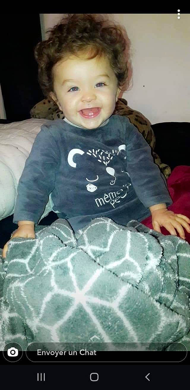 Thyago participe au concours pour gagner de l'argent avec cette photo : baby, child, furniture, person, play, sitting, skin, smile, toddler, tortoise, turtle