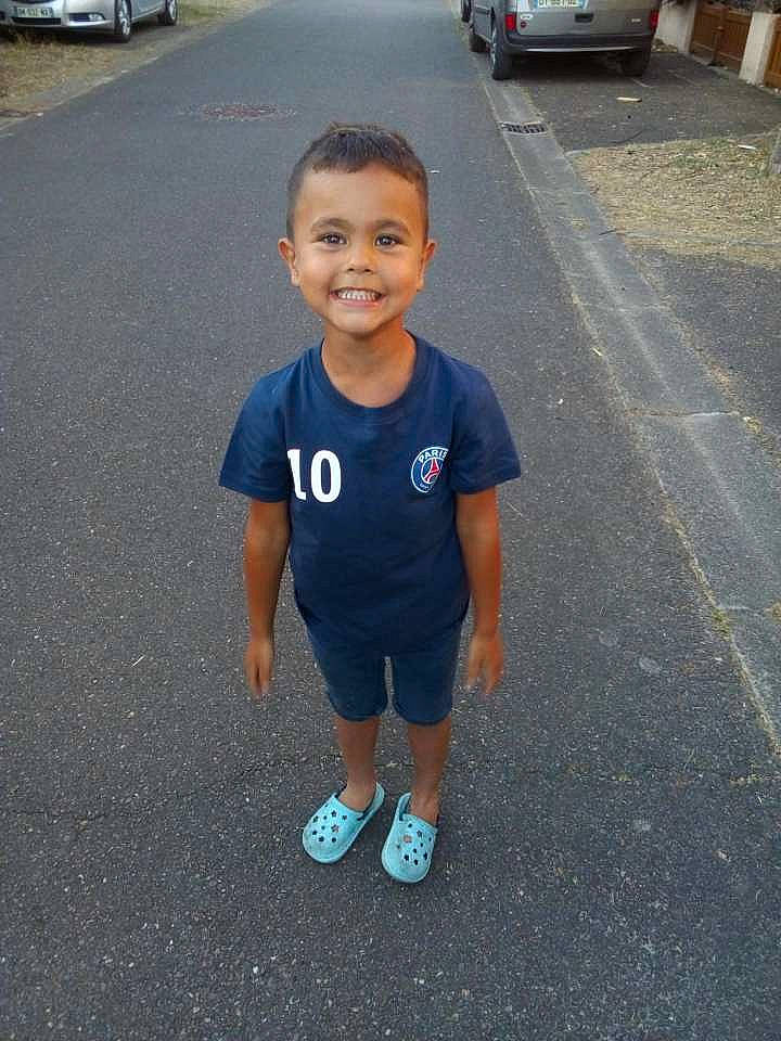 Matheo a rejoint le concours — aidez-le/la à gagner de superbes lots ! asphalt, car, child, electric_blue, joy, person, plant, shoe, smile, summer, t_shirt, toddler, vacation, vehicle