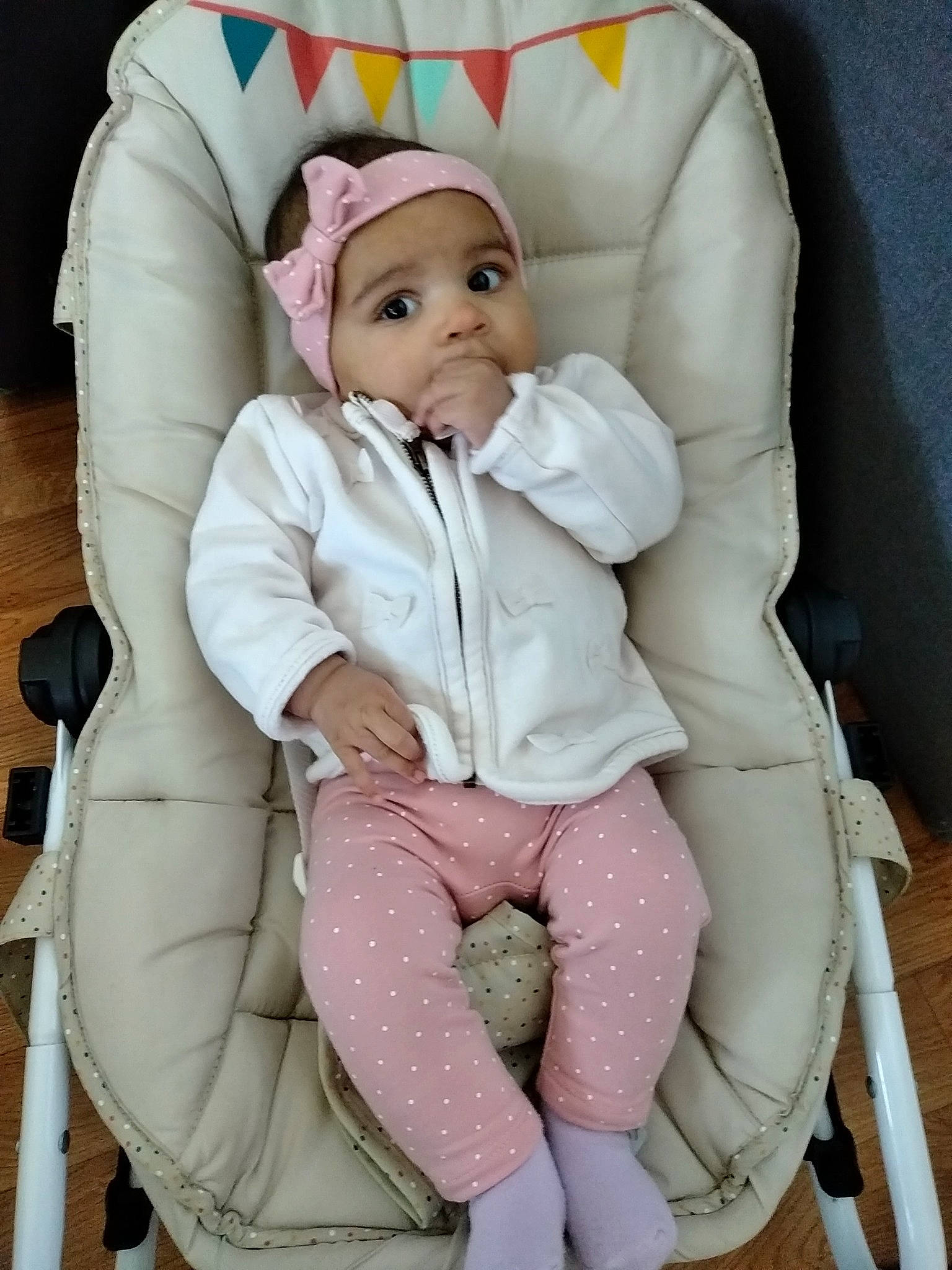 Naomi a rejoint le concours — aidez-le/la à gagner de superbes lots ! baby, baby_products, baby_toddler_clothing, beauty, car_seat, chair, cheek, child, comfort, eye, headwear, jacket, lip, outerwear, person, pink, product, sitting, sleeve, textile
