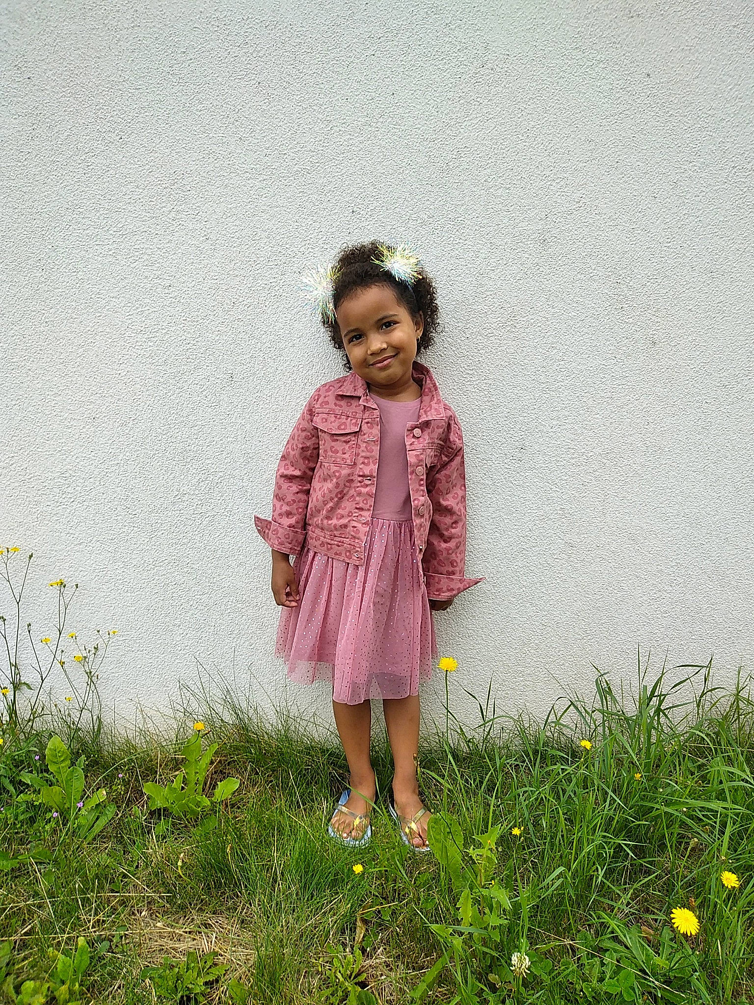 Victoria a rejoint le concours — aidez-le/la à gagner de superbes lots ! art, baby_toddler_clothing, child, day_dress, field, flower, fun, grass, grass_family, grassland, happy, joy, magenta, meadow, pattern, people_in_nature, person, plant, prairie, shrub