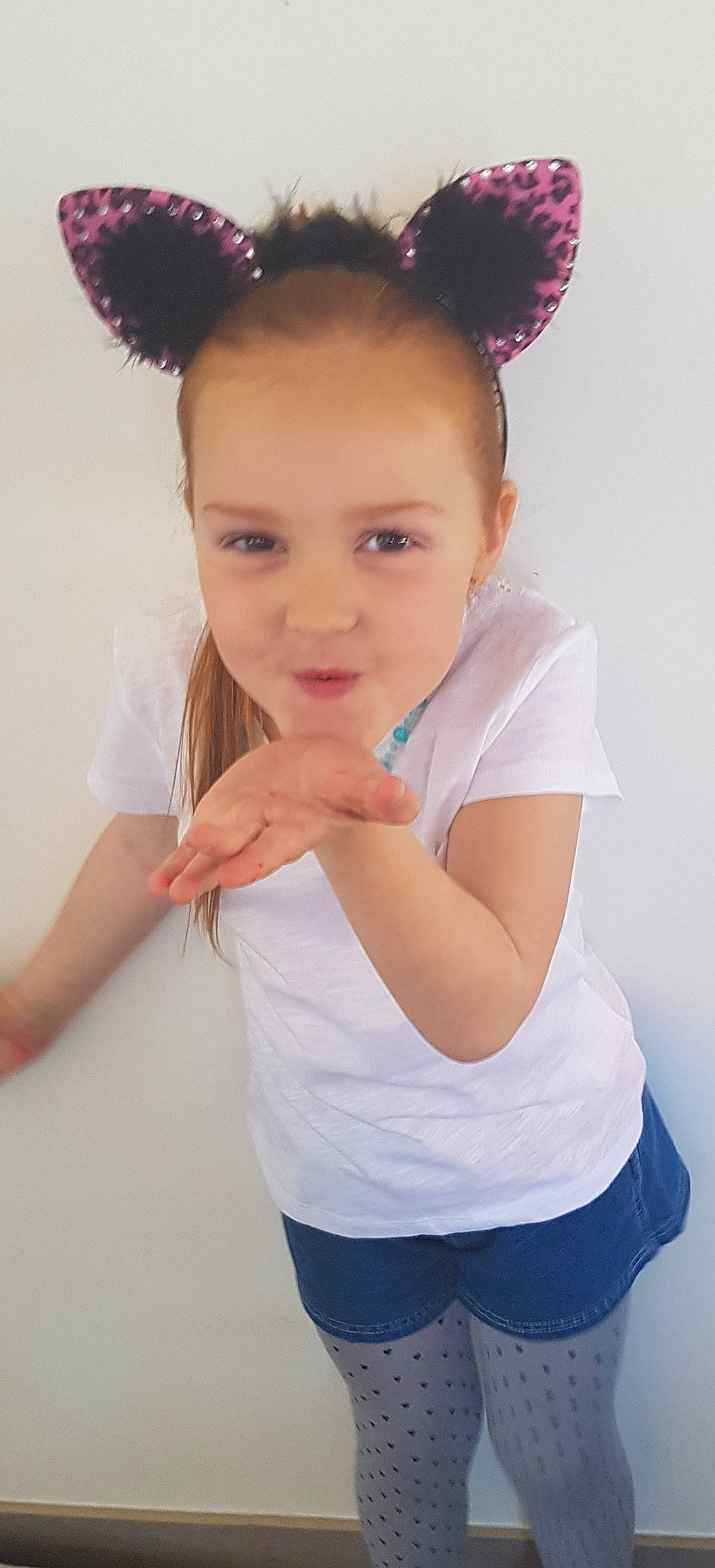 Mélodie participe au concours pour gagner de l'argent avec cette photo : arm, cheek, child, chin, ear, eye, eyebrow, face, forehead, hair, hair_accessory, hairstyle, head, headband, lip, nose, organ, person, pink, shoulder