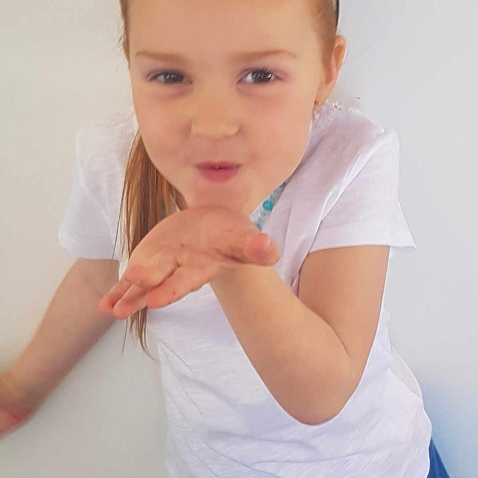 Mélodie participe au concours pour gagner de l'argent avec cette photo : arm, cheek, child, chin, ear, eye, eyebrow, face, forehead, hair, hair_accessory, hairstyle, head, headband, lip, nose, organ, person, pink, shoulder