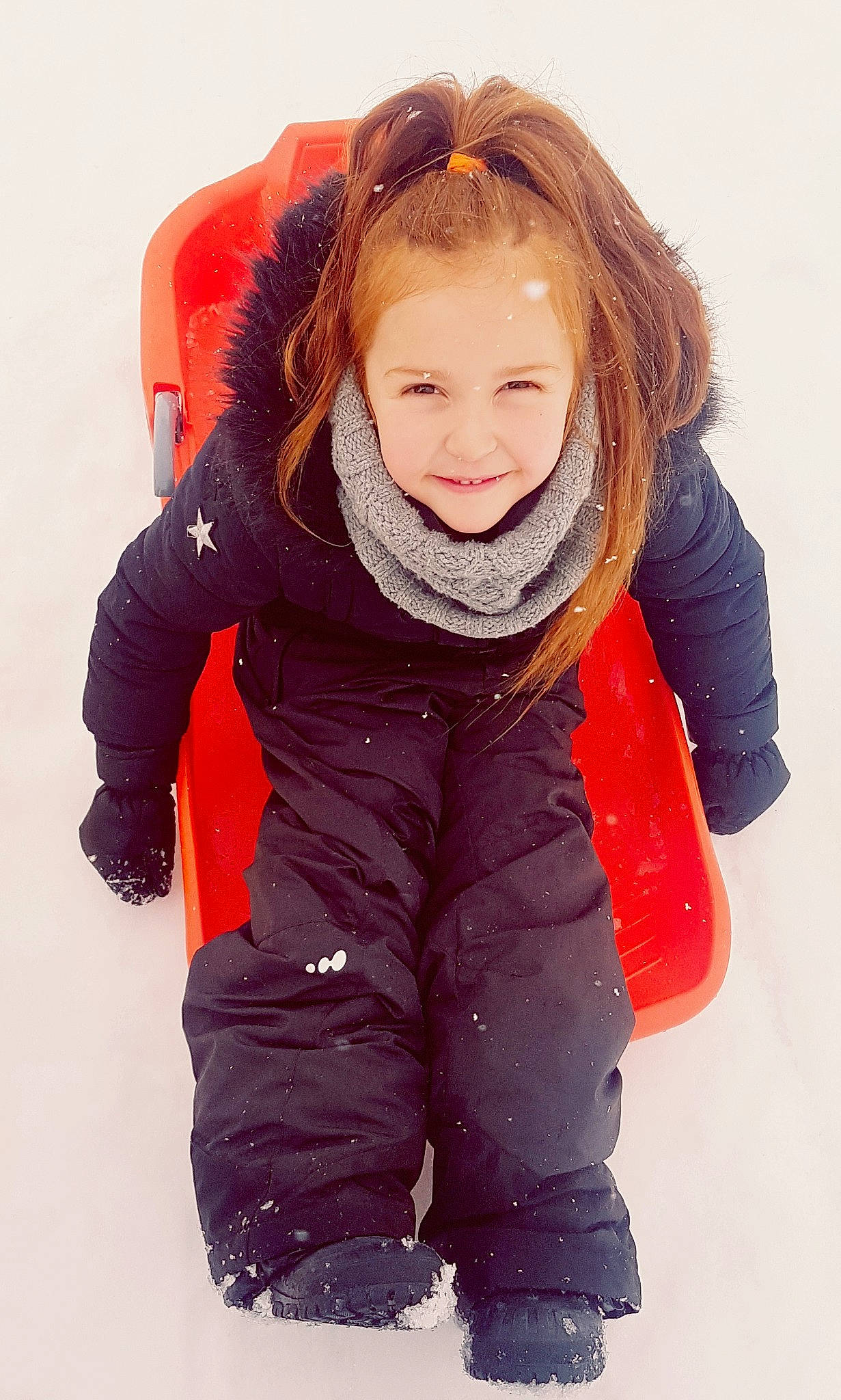 Mélodie a rejoint le concours — aidez-le/la à gagner de superbes lots ! cheek, child, child_model, face, fun, glove, head, jacket, jeans, lip, nose, outerwear, person, play, playing_in_the_snow, red, skin, smile, snow, toddler