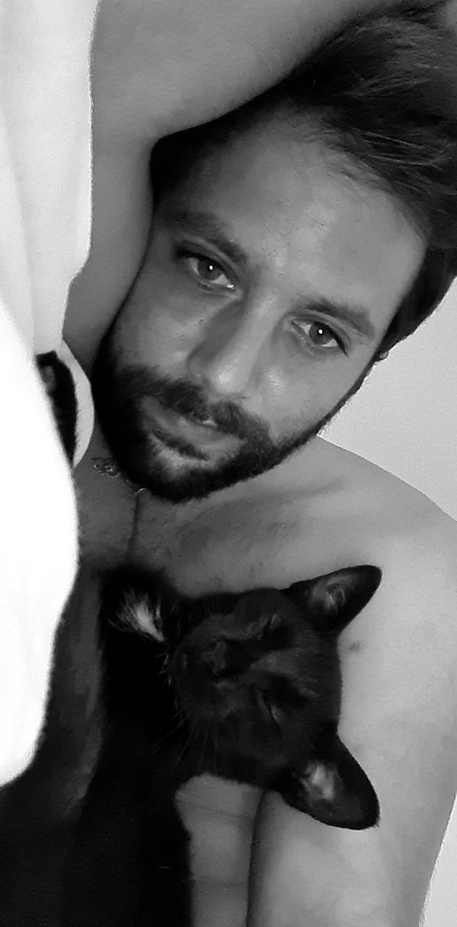 Diavola a rejoint le concours — aidez-le/la à gagner de superbes lots ! beard, black, black_and_white, cat, chin, ear, eye, eyebrow, eyelash, flash_photography, forehead, gesture, head, iris, jaw, lip, neck, nose, shoulder, style
