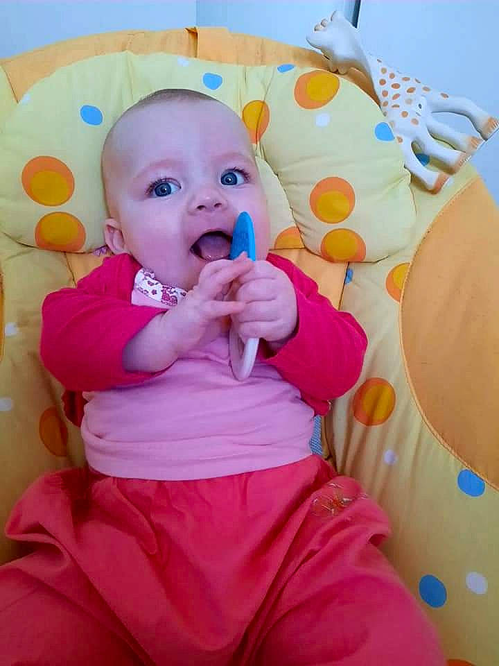 Mia participe au concours pour gagner de l'argent avec cette photo : baby, baby_playing_with_toys, baby_toddler_clothing, blue, child, comfort, event, fun, happy, leisure, magenta, orange, party_supply, person, pink, play, room, sitting, t_shirt, textile